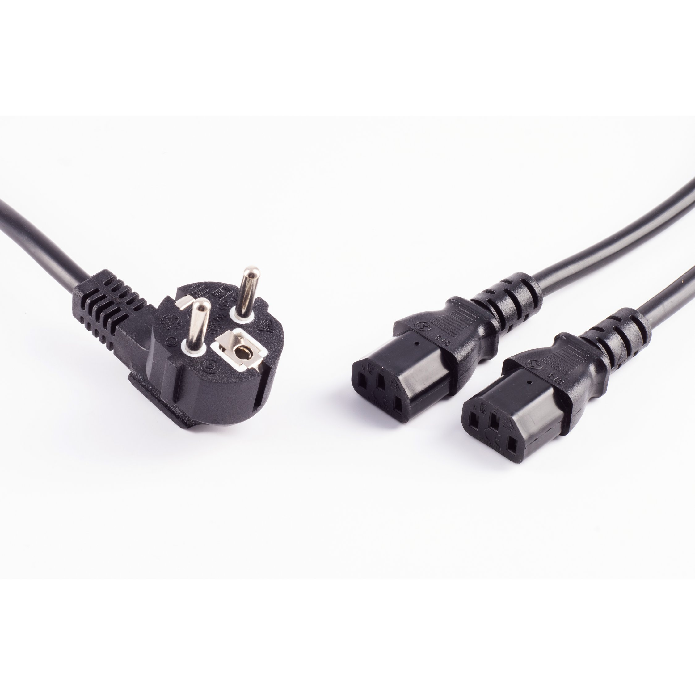 Schwarze Stromkabel mit Steckern. Ein abgewinkelter Stecker und zwei gerade Stecker auf weißem Hintergrund.