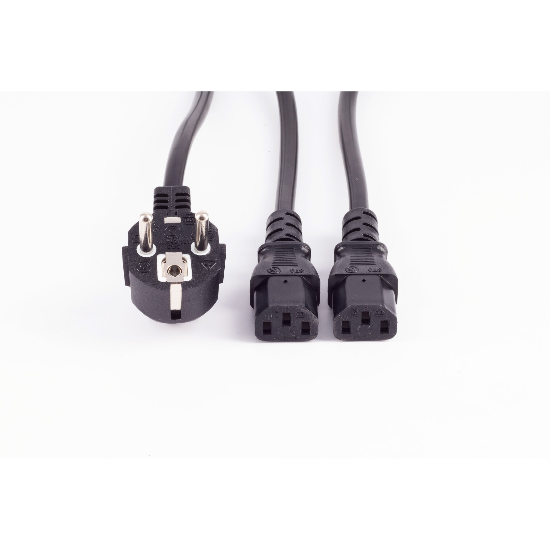 Drei schwarze Netzkabel mit verschiedenen Steckern auf weißem Hintergrund.