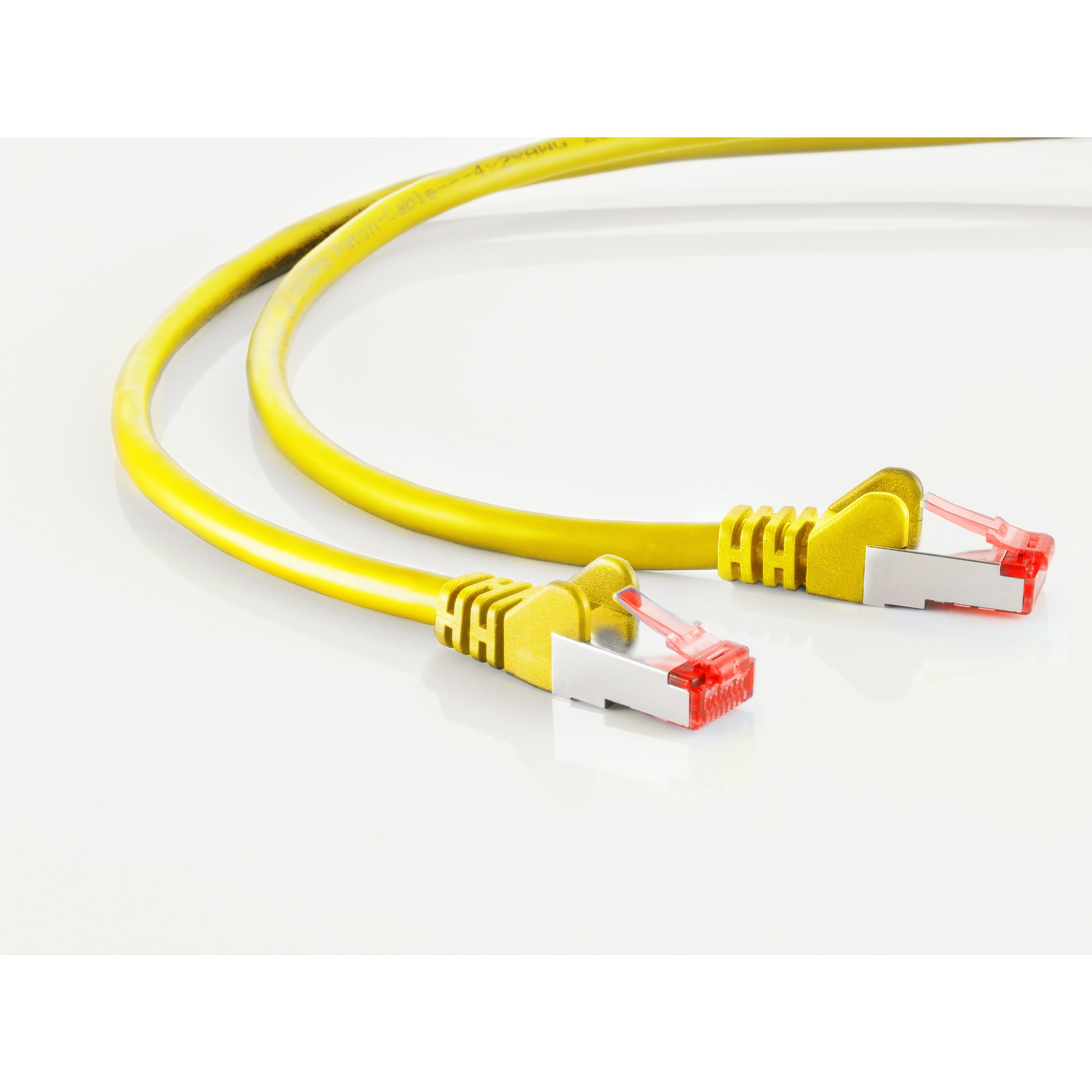 Zwei gelbe Netzwerkkabel mit RJ45-Steckern, die auf einer weißen Oberfläche liegen.