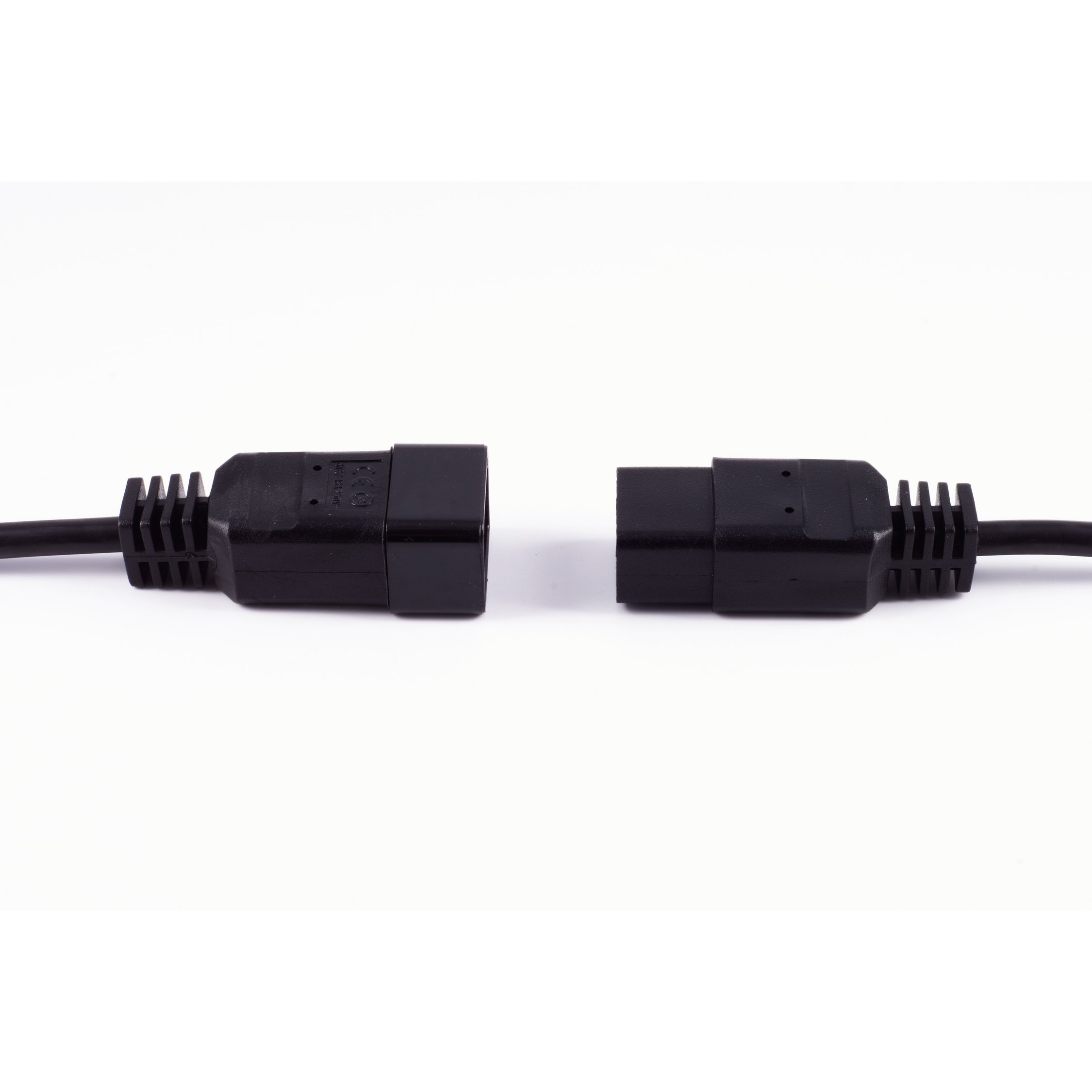 Zwei schwarze Netzkabel. Der Hintergrund ist weiß.