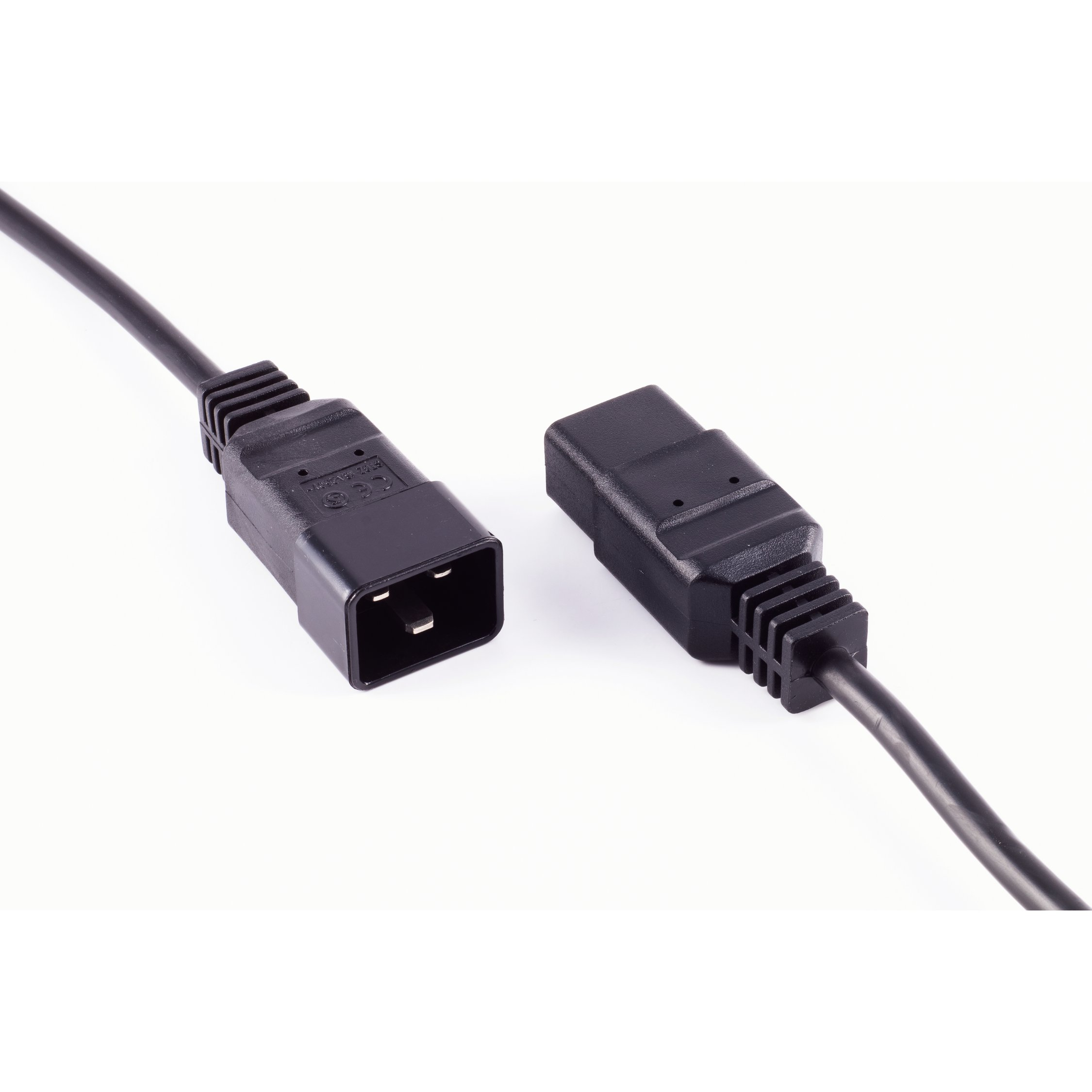Zwei schwarze Netzkabel mit einem Stecker und einer Buchse, auf weißem Hintergrund.