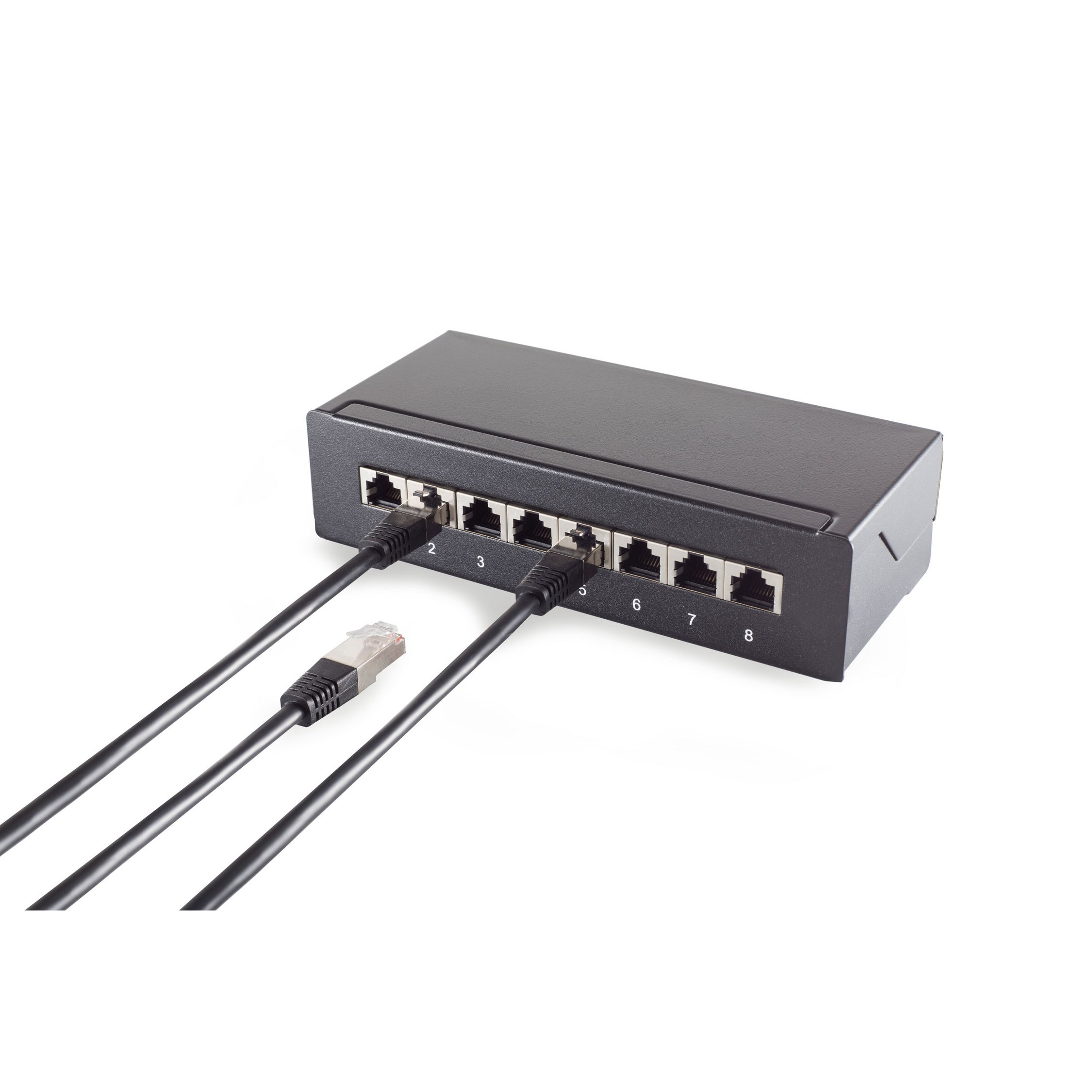 Schwarzer Netzwerk-Switch mit acht Ports und mehreren schwarzen Ethernet-Kabeln.