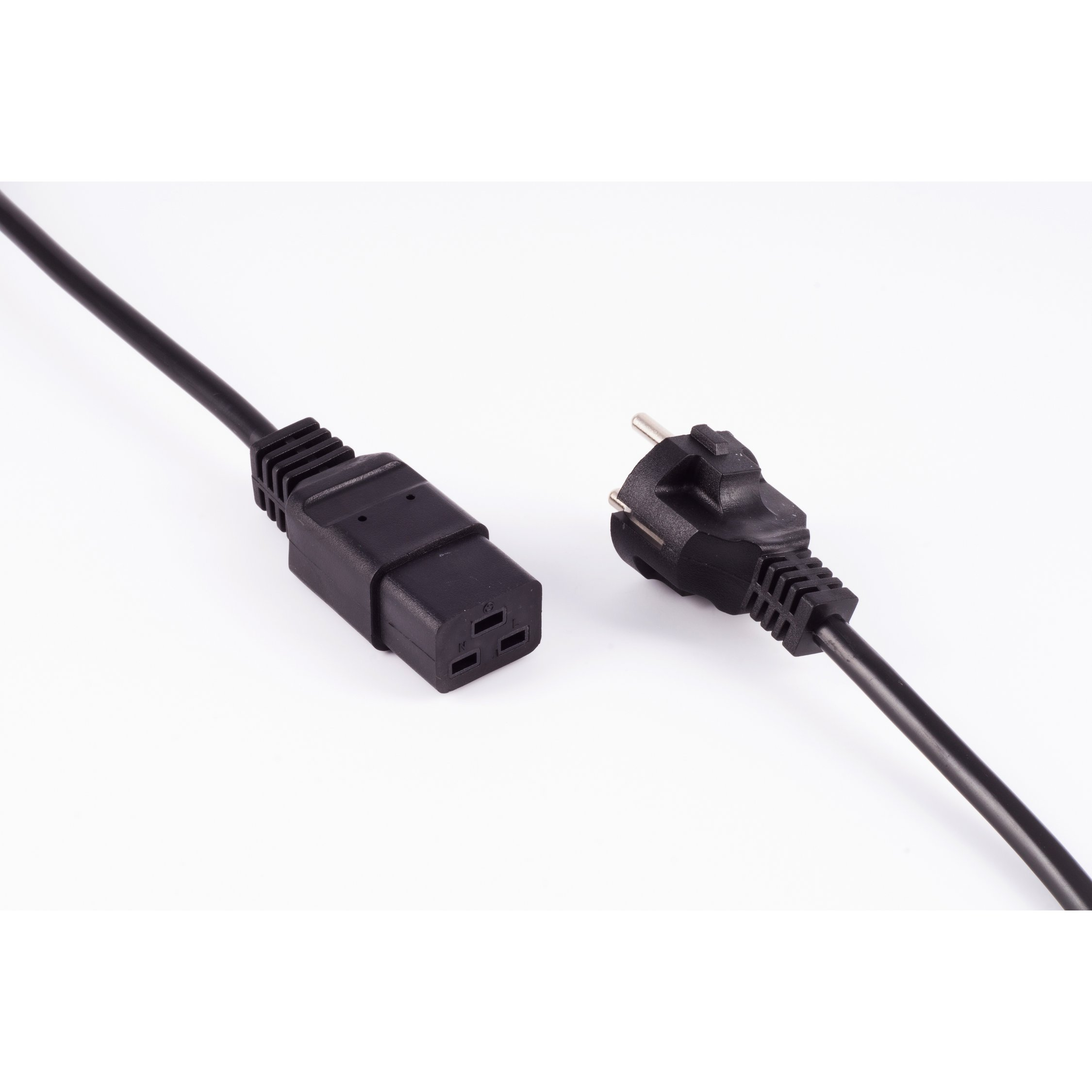 Schwarzes Netzkabel mit Stecker und Buchse auf weißem Hintergrund.