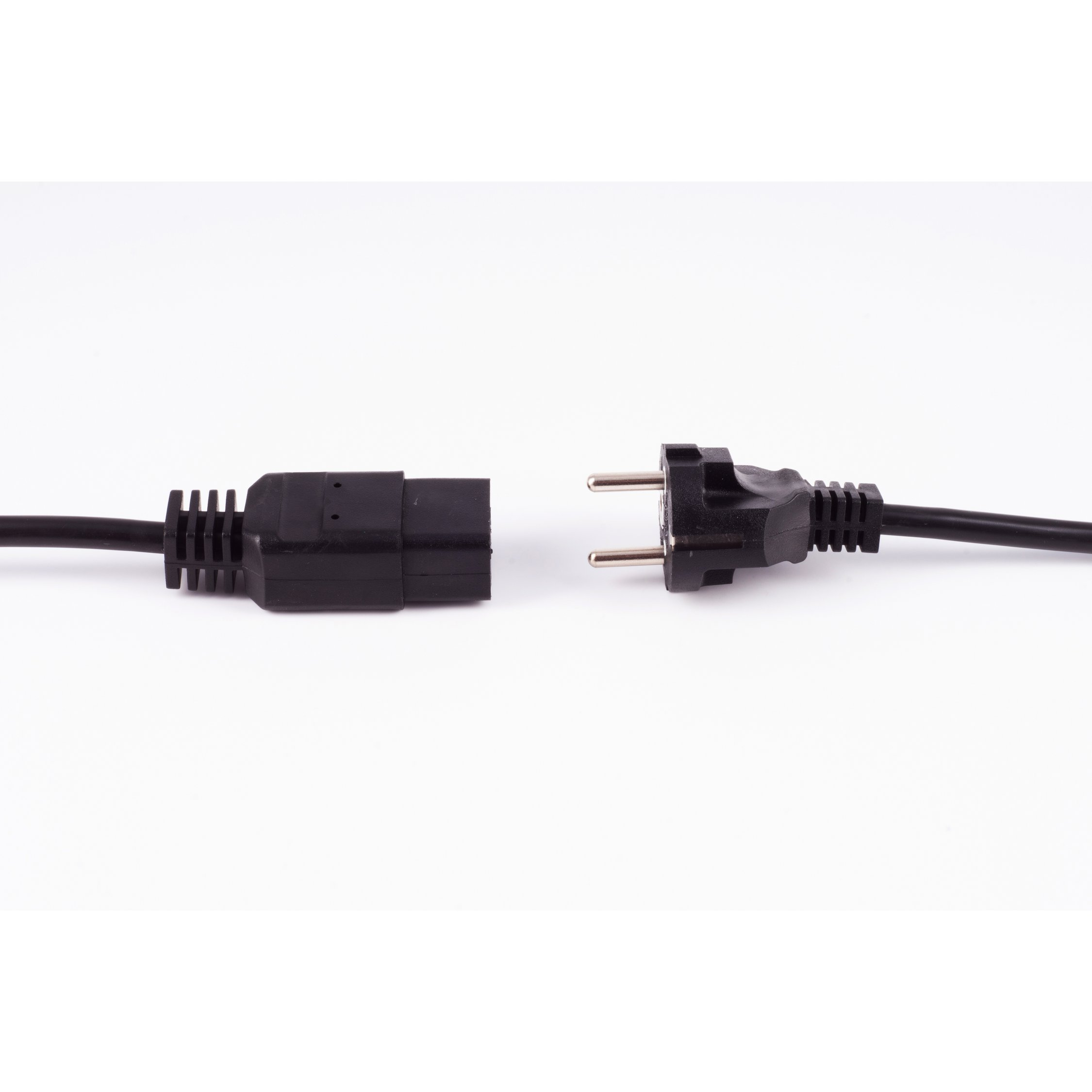 Schwarzes Netzkabel mit zwei getrennten Enden, auf weißem Hintergrund. Ein Ende ist ein Stecker.