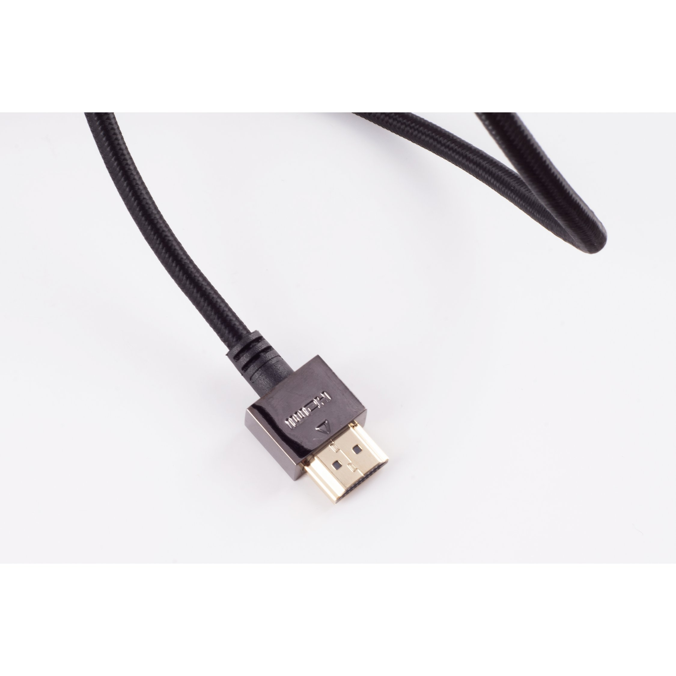 Schwarzes HDMI-Kabel mit Stecker auf weißem Hintergrund.
