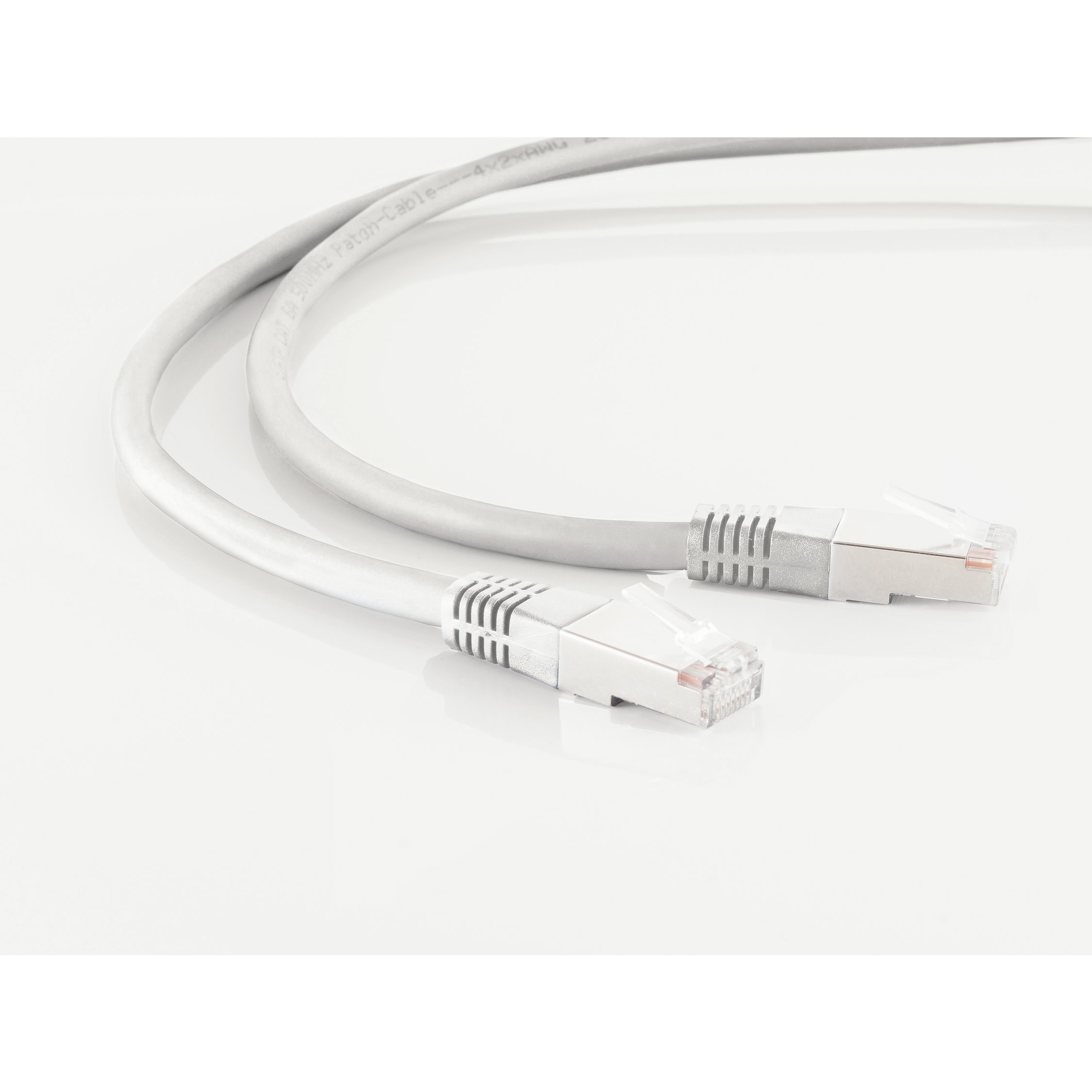 Zwei graue Netzwerkkabel mit RJ45-Steckern, die auf einer weißen Oberfläche liegen.