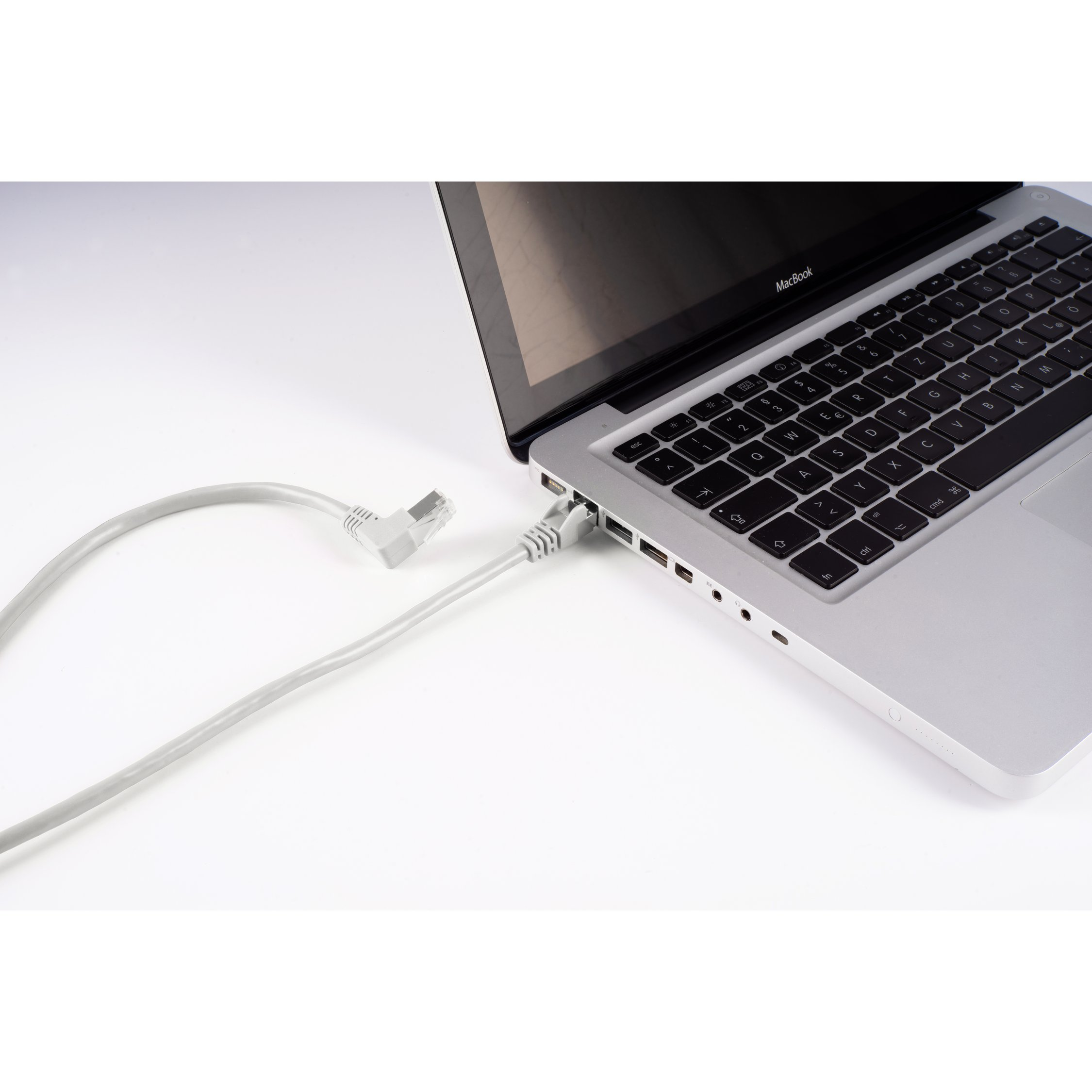 Laptop con cavo Ethernet collegato. Il cavo è grigio.