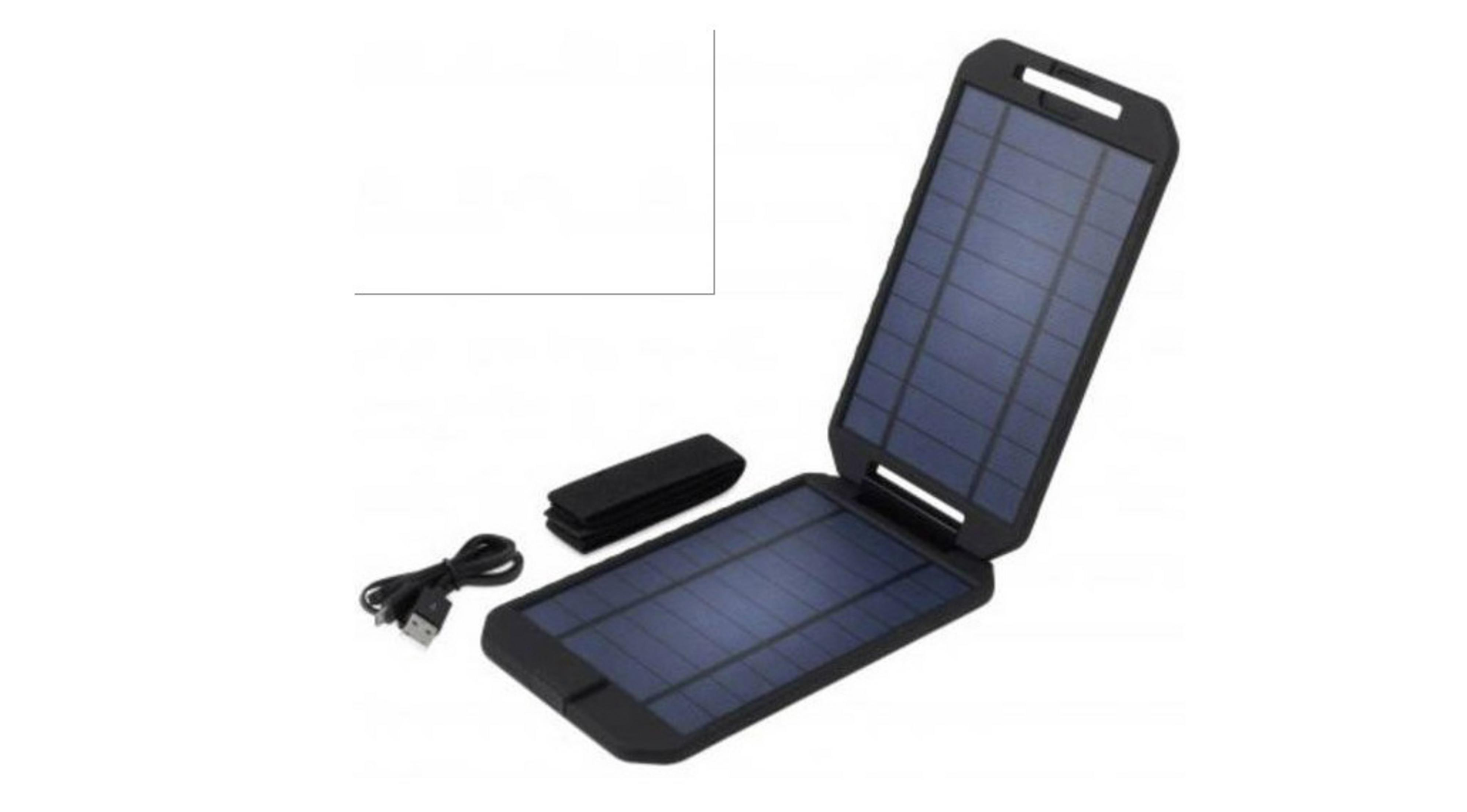 Ein gefaltetes Solarpanel mit schwarzem Rand, Ladekabel und schwarzem Aufbewahrungskoffer auf weißem Hintergrund.