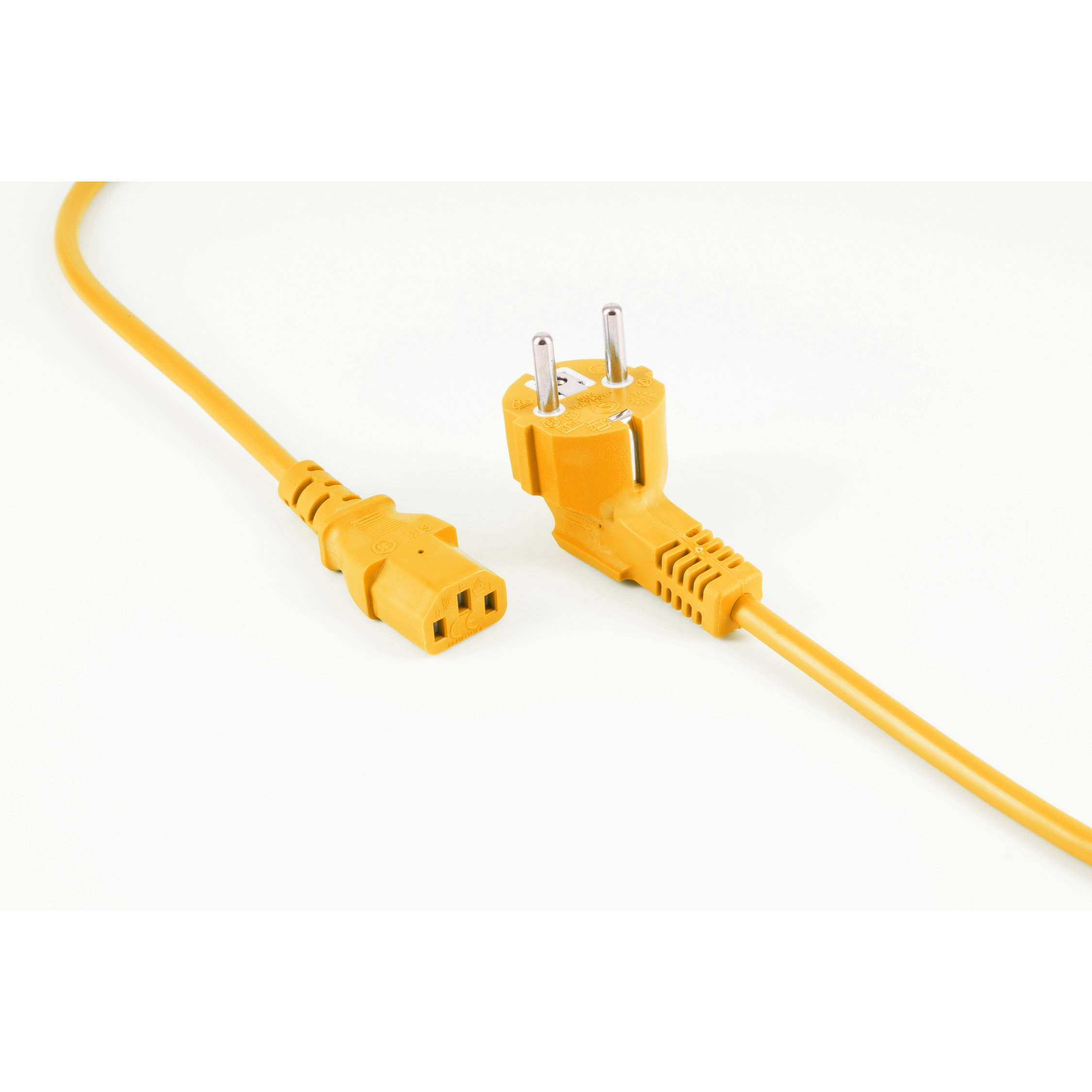 Gelbes Netzkabel mit Stecker und Steckdose. Weißer Hintergrund.