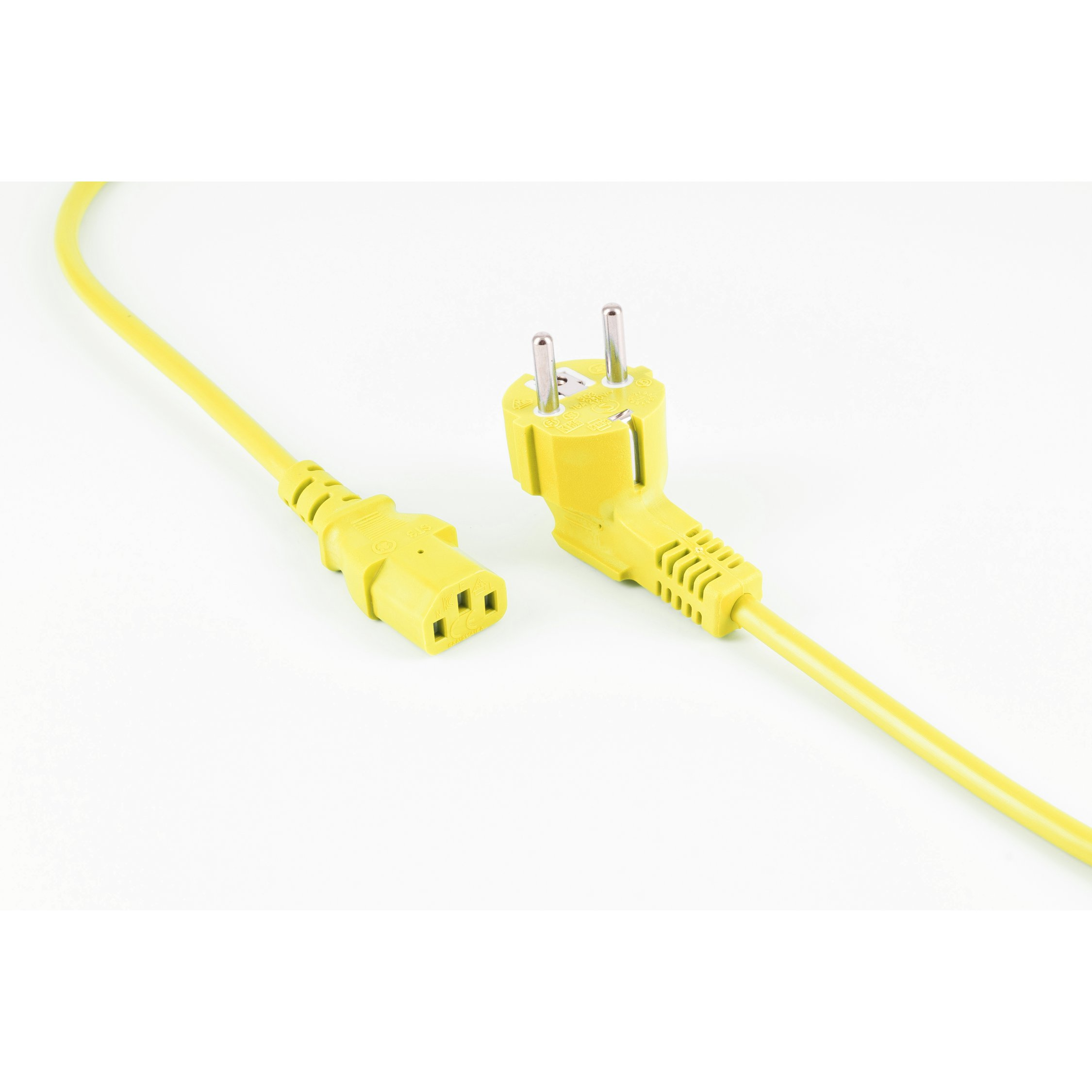 Gelbes Netzkabel mit Stecker und Buchse. Der Hintergrund ist weiß.