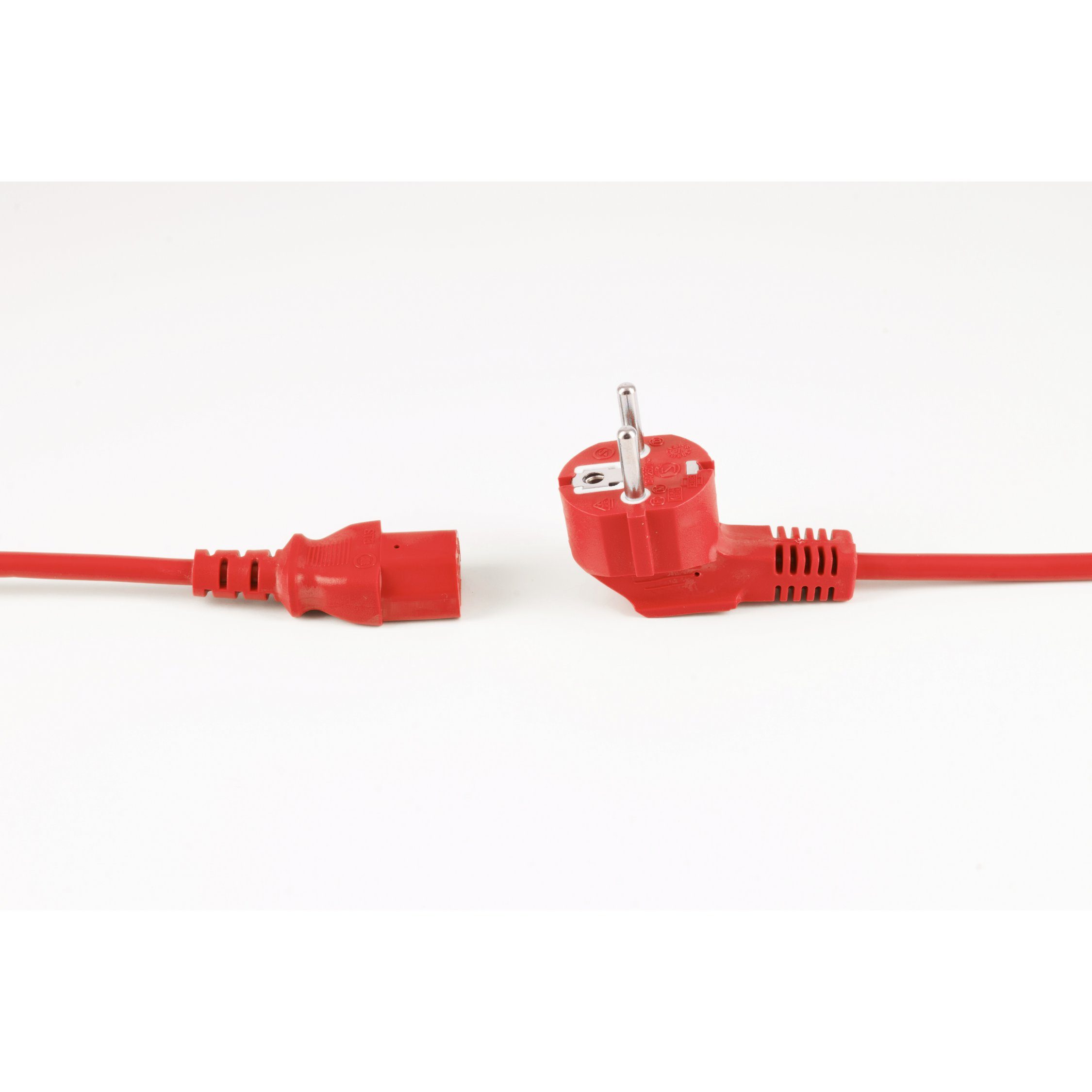 Rotes Netzkabel mit europäischem Stecker und Anschluss. Weißer Hintergrund.