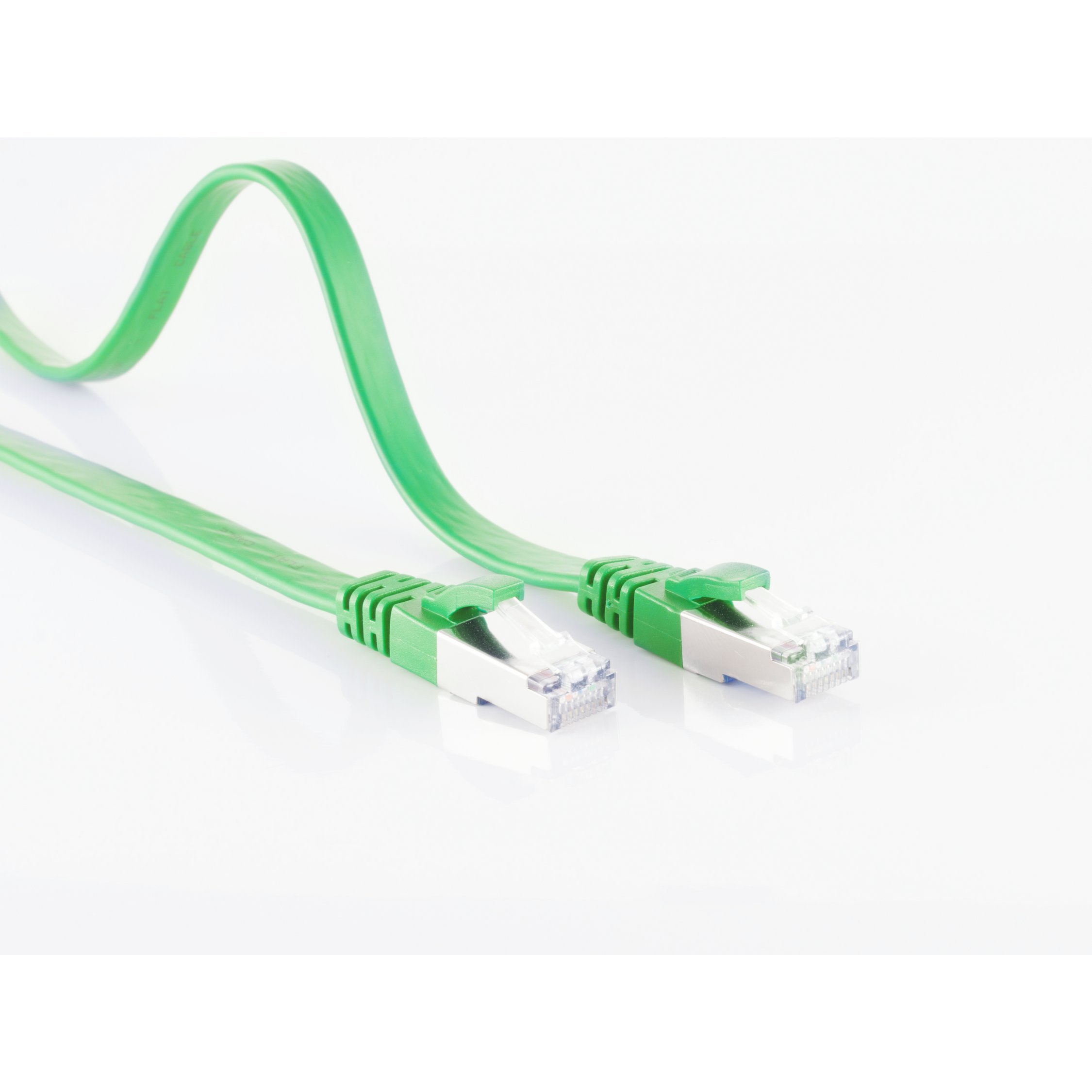 Grünes Ethernet-Kabel mit silbernen Steckern auf weißer Oberfläche, abgewinkelt. Klare Beleuchtung.