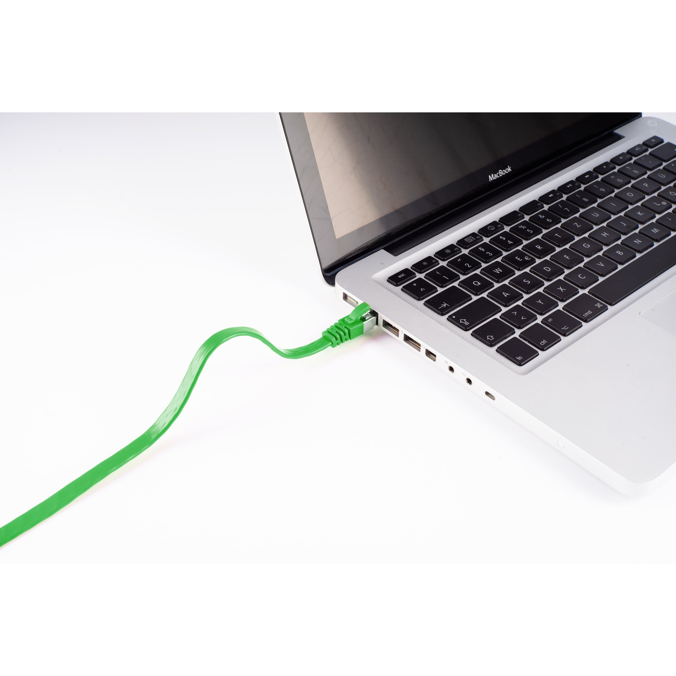 Laptop, der mit einem grünen Netzwerkkabel verbunden ist.