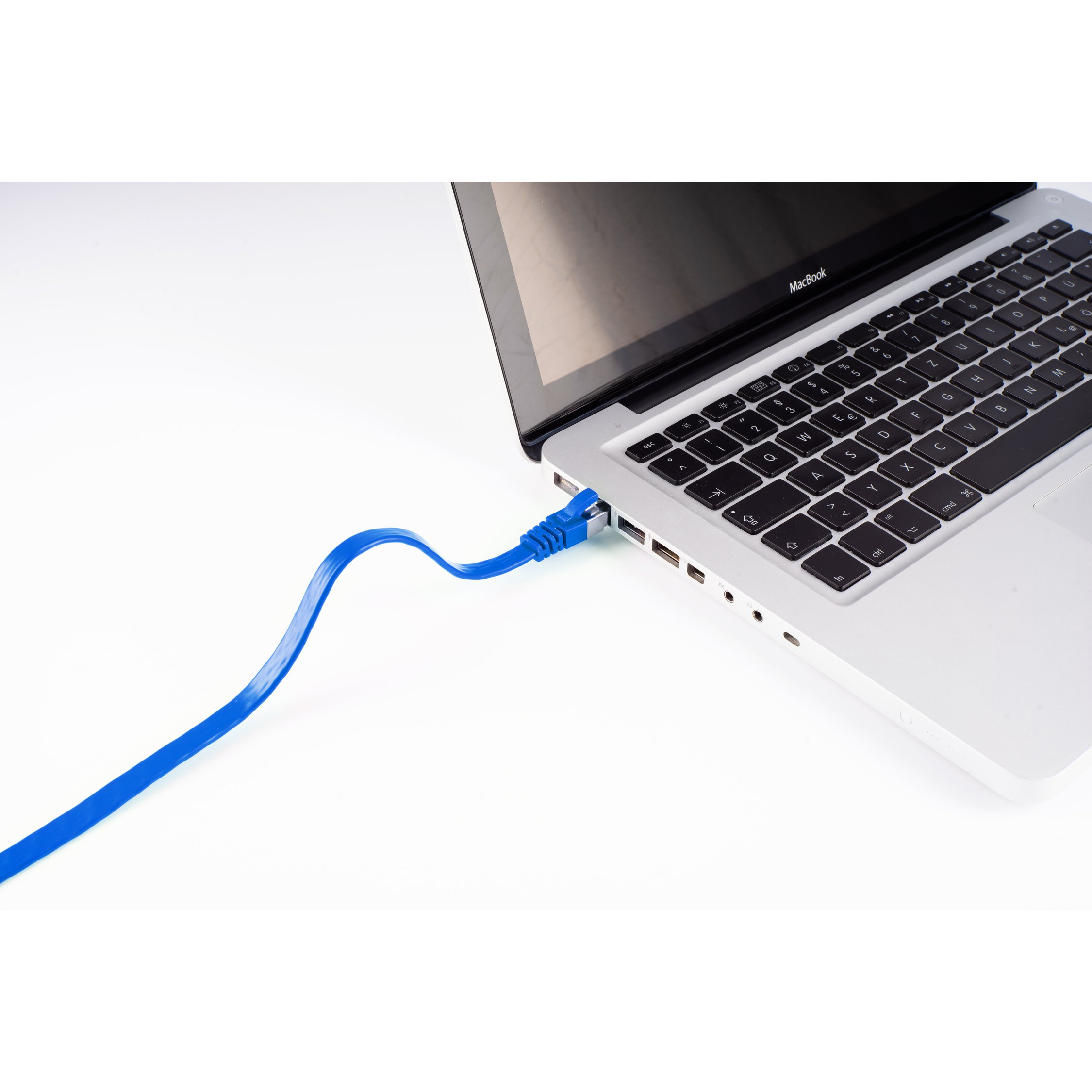 Un laptop collegato a un cavo di rete blu. Il cavo è collegato al lato del laptop.