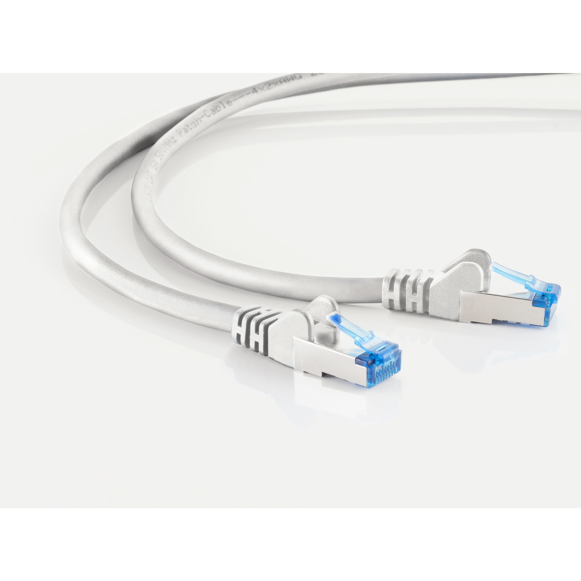 Due cavi di rete grigi con connettori RJ45 blu su una superficie bianca.