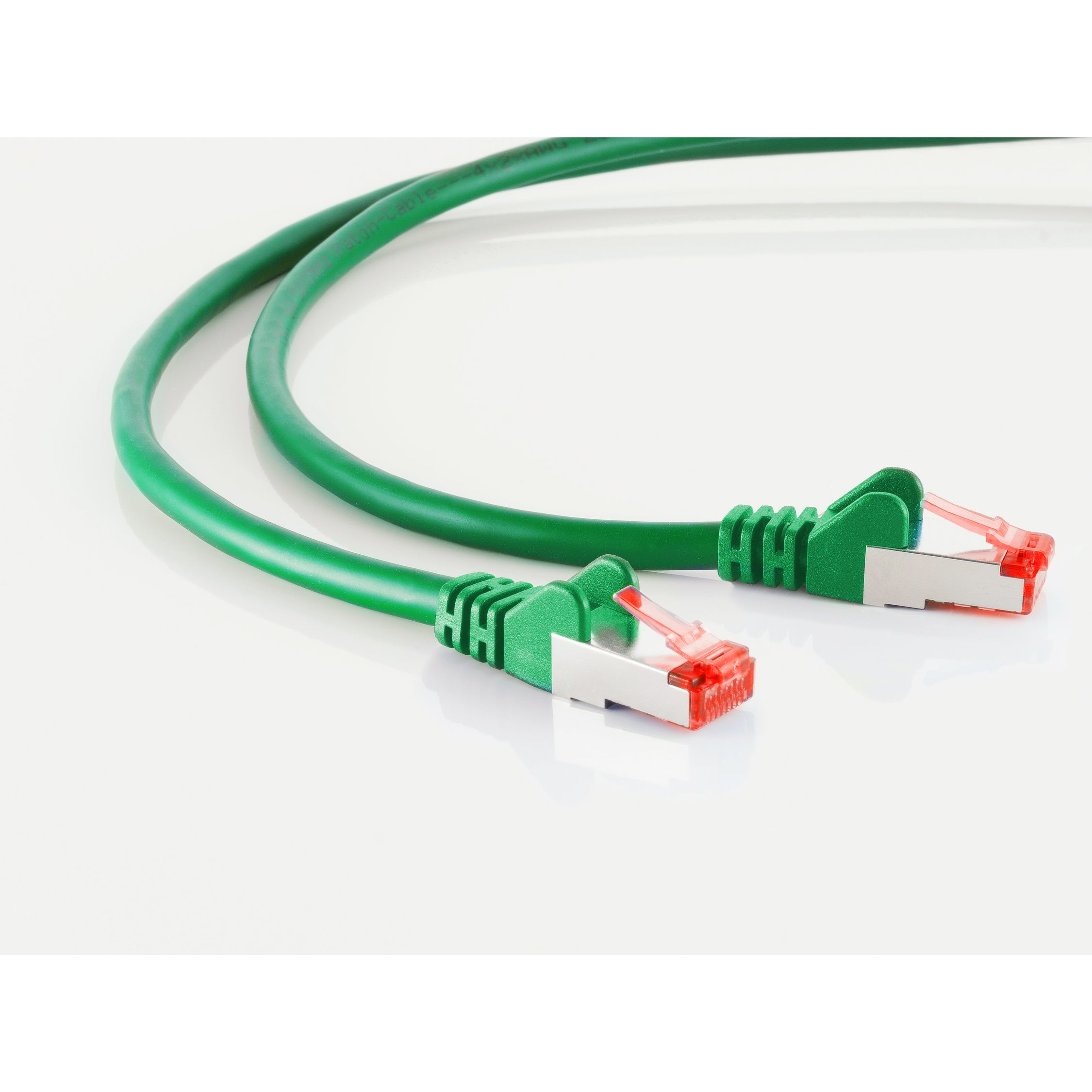Due cavi Ethernet verdi con connettori rossi e verdi, su sfondo bianco.