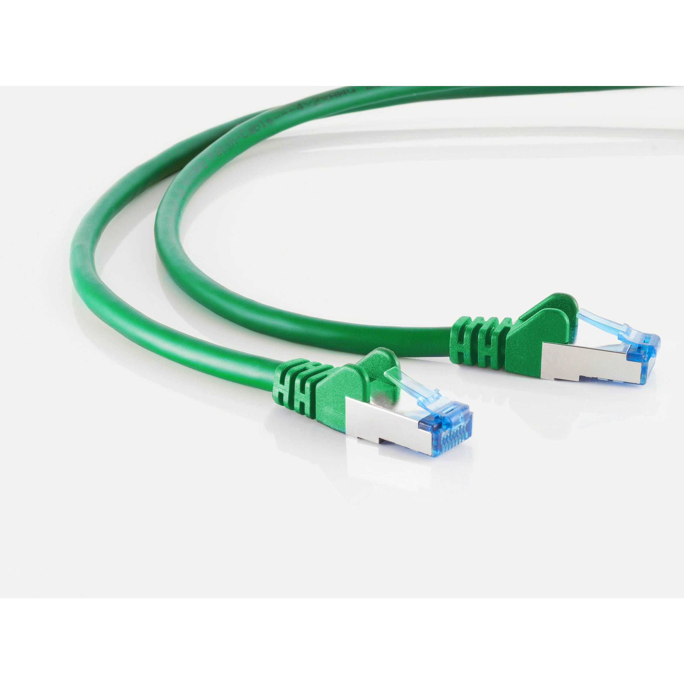 Cavi Ethernet verdi. Due cavi con connettori verdi. Sfondo bianco.