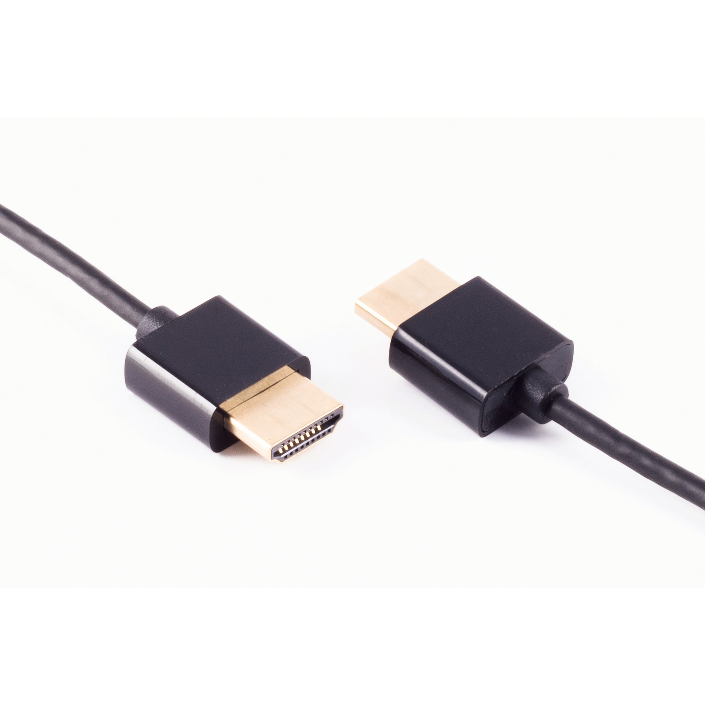 Schwarze HDMI-Kabelanschlüsse, goldfarbene Stifte, weißer Hintergrund, Nahaufnahme, gut beleuchtet.