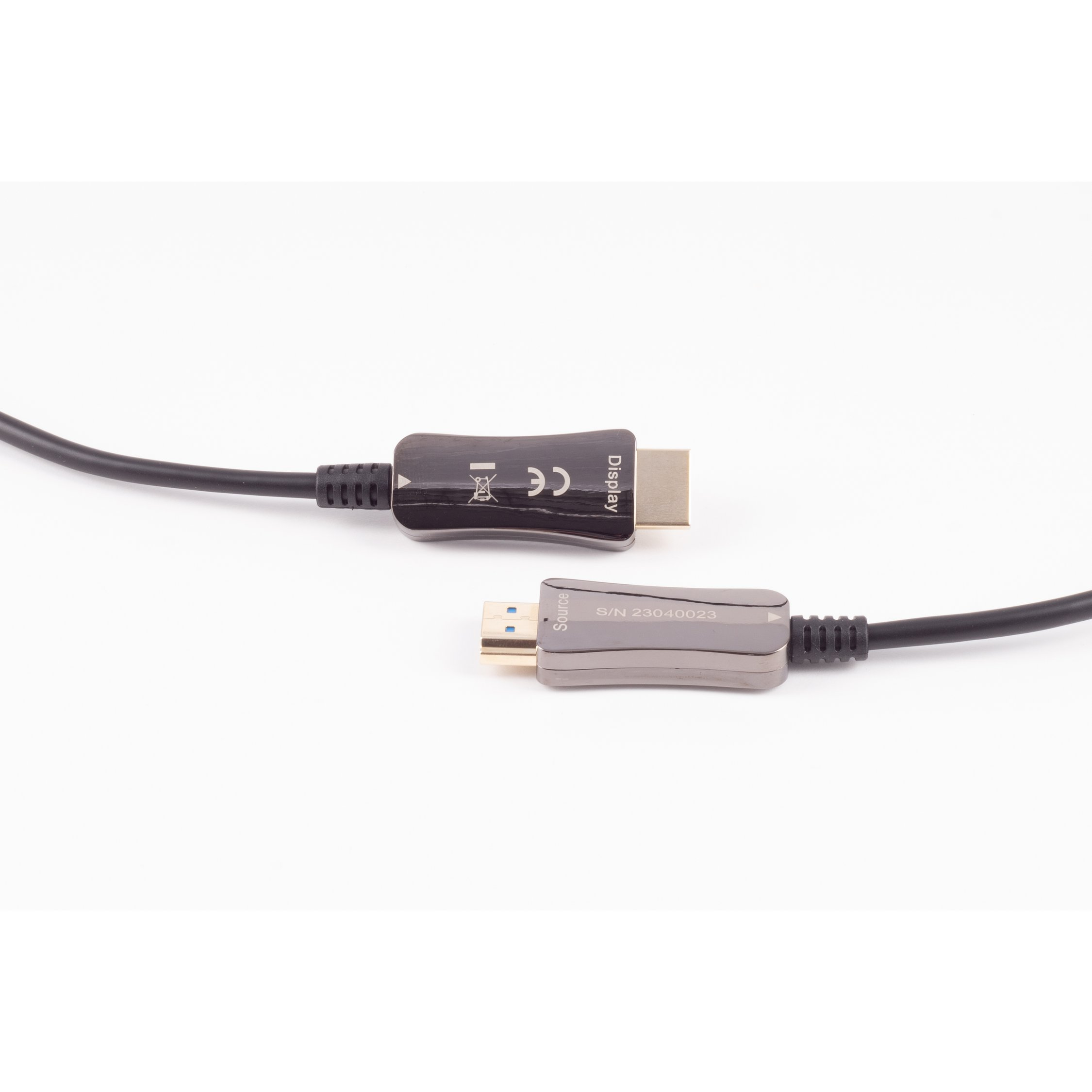 Zwei schwarze HDMI-Kabel auf weißem Hintergrund. Anschlüsse sind sichtbar.