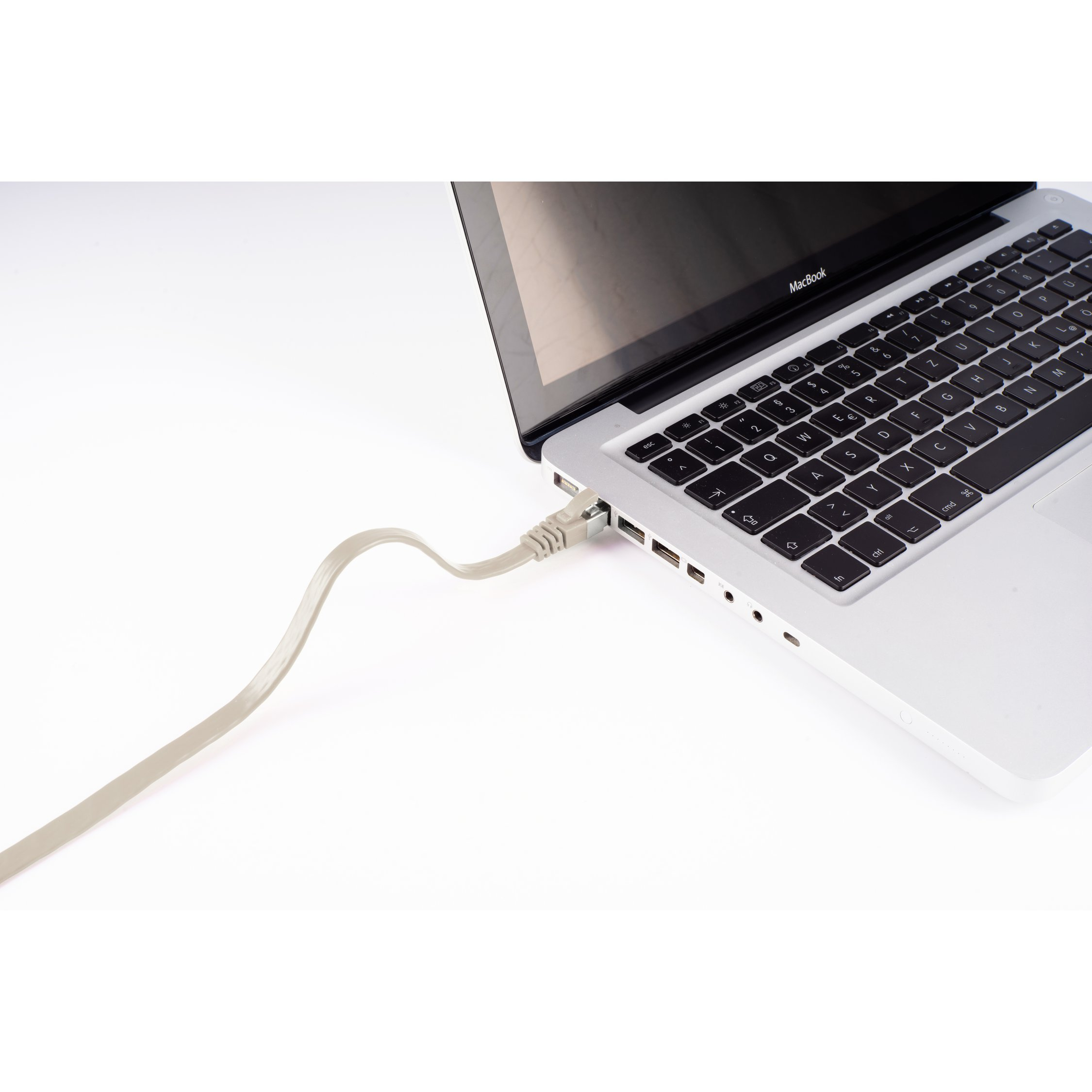 Laptop con cavo collegato. Il cavo è grigio ed è collegato al laptop.