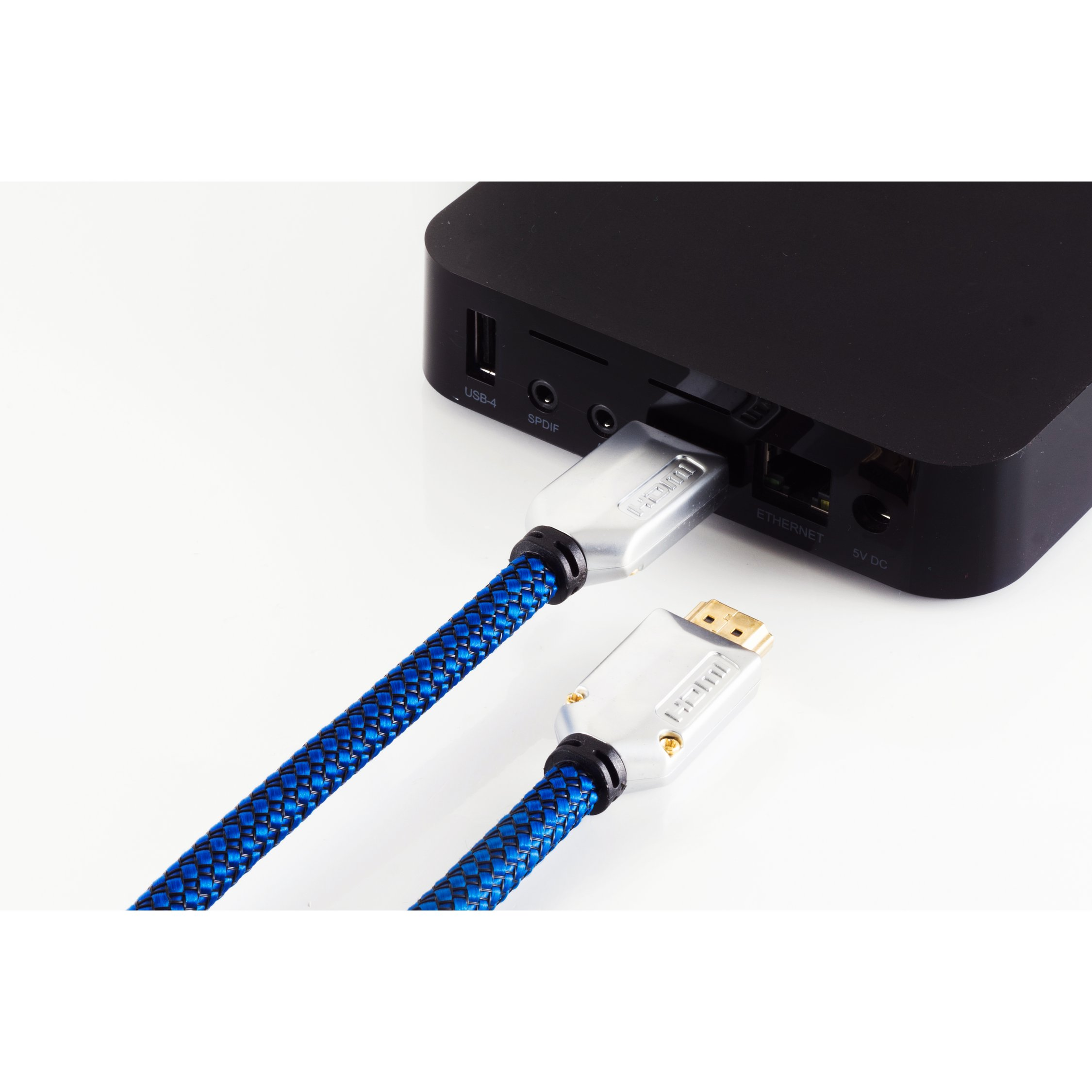 Schwarze Medienbox mit angeschlossenen Kabeln. HDMI- und USB-Kabel sind angeschlossen.