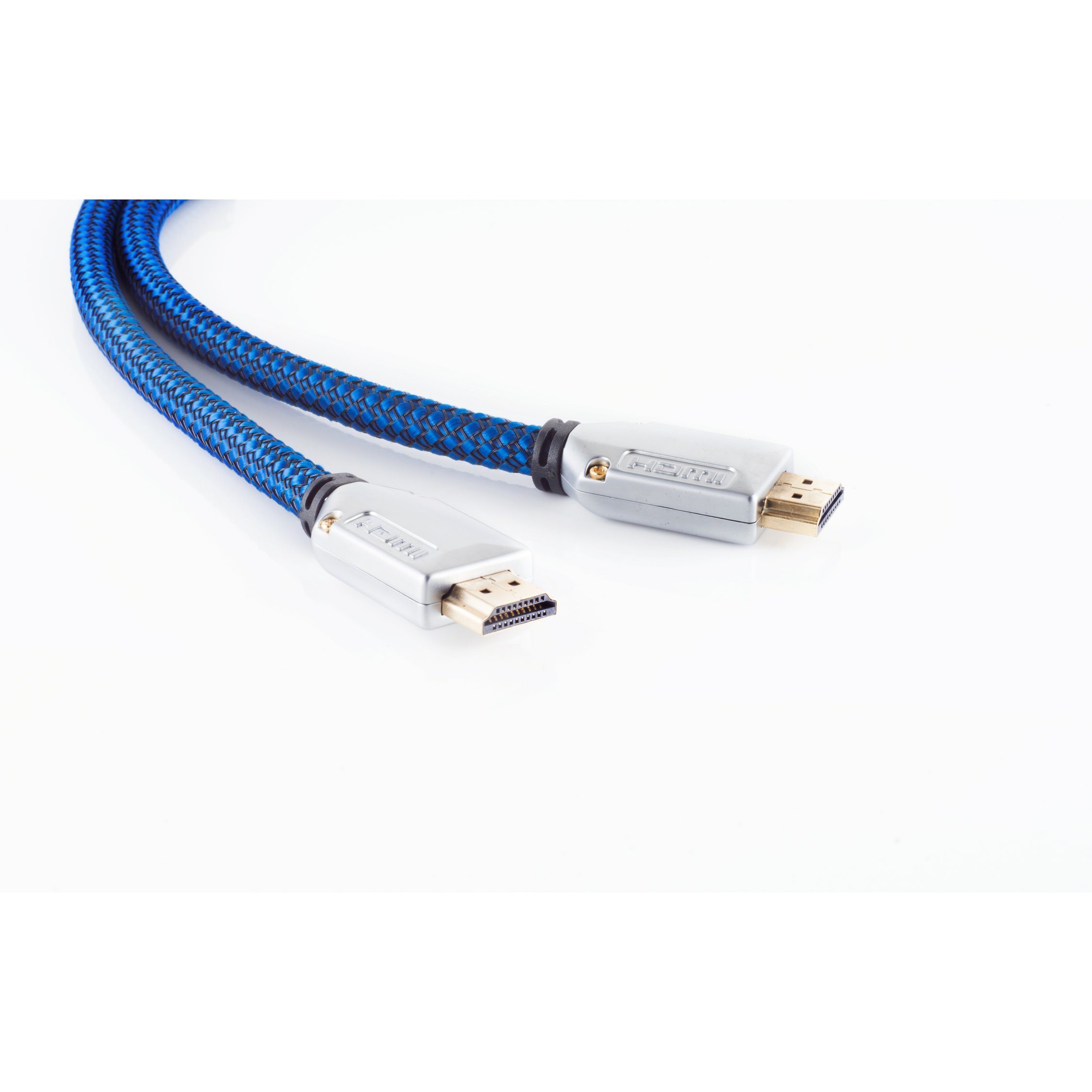 Blaues und schwarzes geflochtenes HDMI-Kabel mit silbernen Anschlüssen auf weißem Hintergrund.