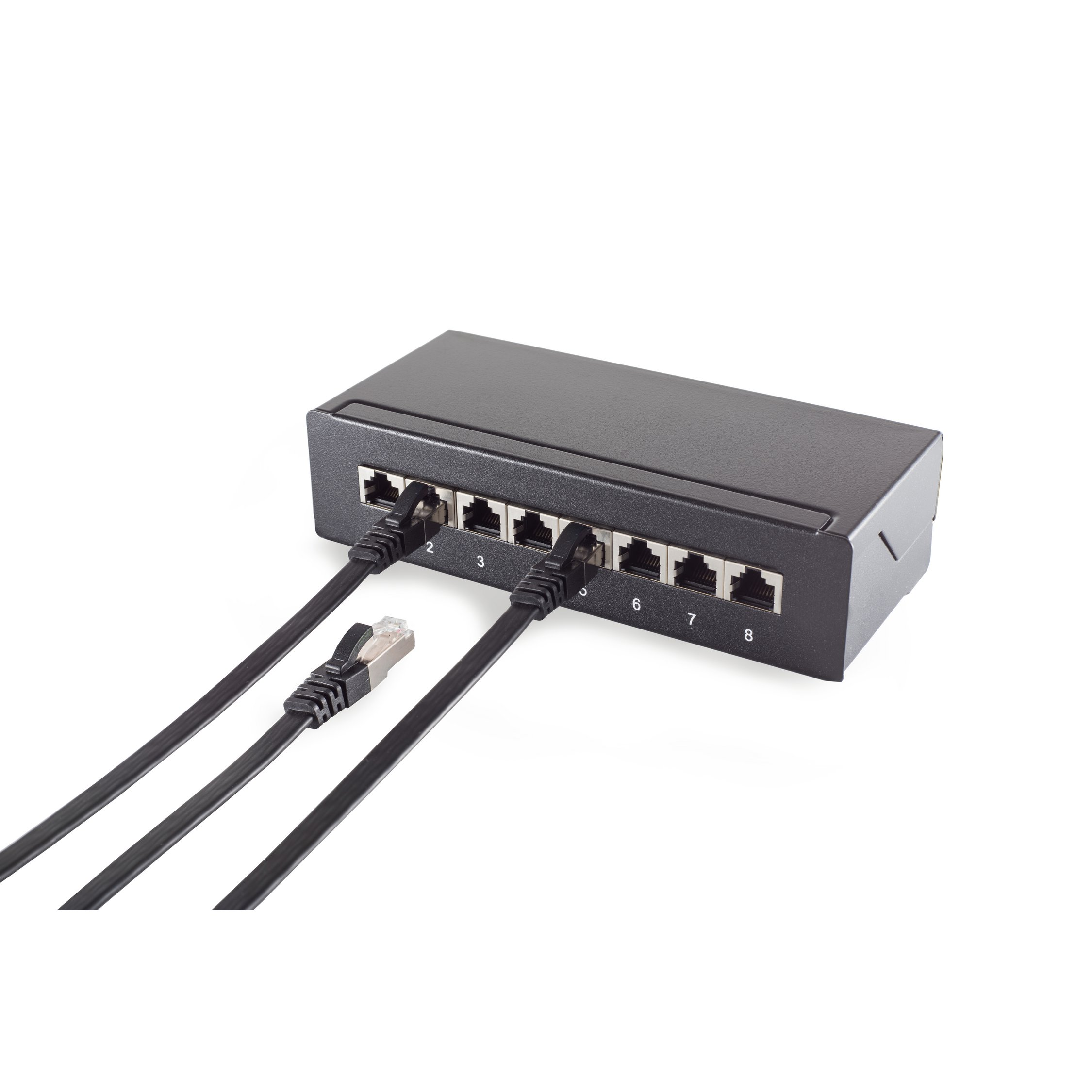 Hub di rete nero con cavi ethernet collegati, su una superficie bianca. Tre cavi sono collegati.