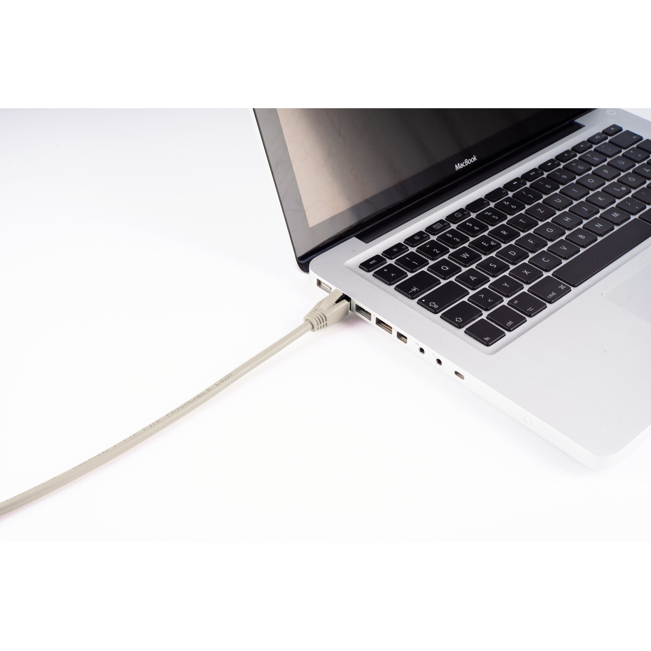 Laptop mit angeschlossenem Ethernet-Kabel. Weißer Hintergrund.