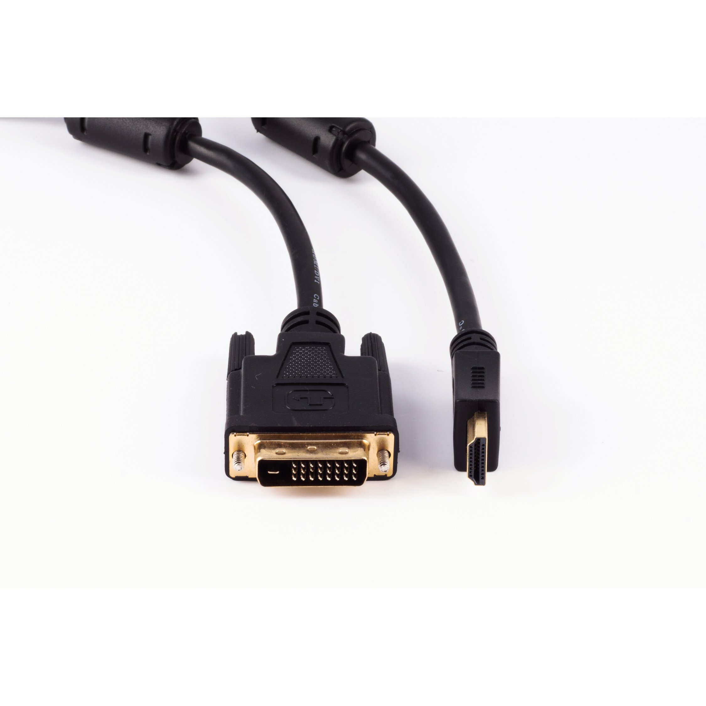 Ein schwarzes DVI-zu-HDMI-Kabel auf weißem Untergrund. Anschlüsse sind gut sichtbar.