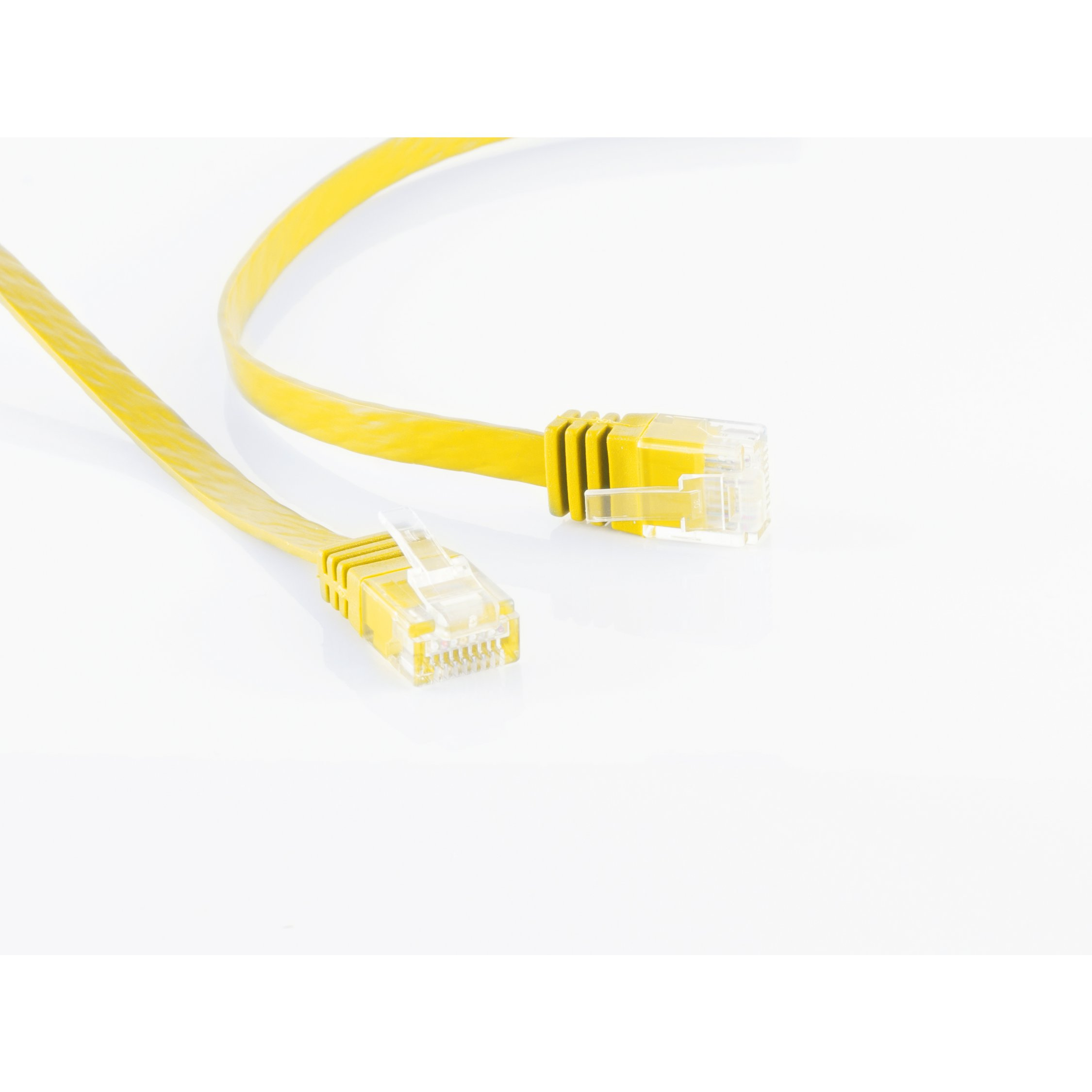 Due cavi Ethernet gialli con connettori trasparenti su sfondo bianco.