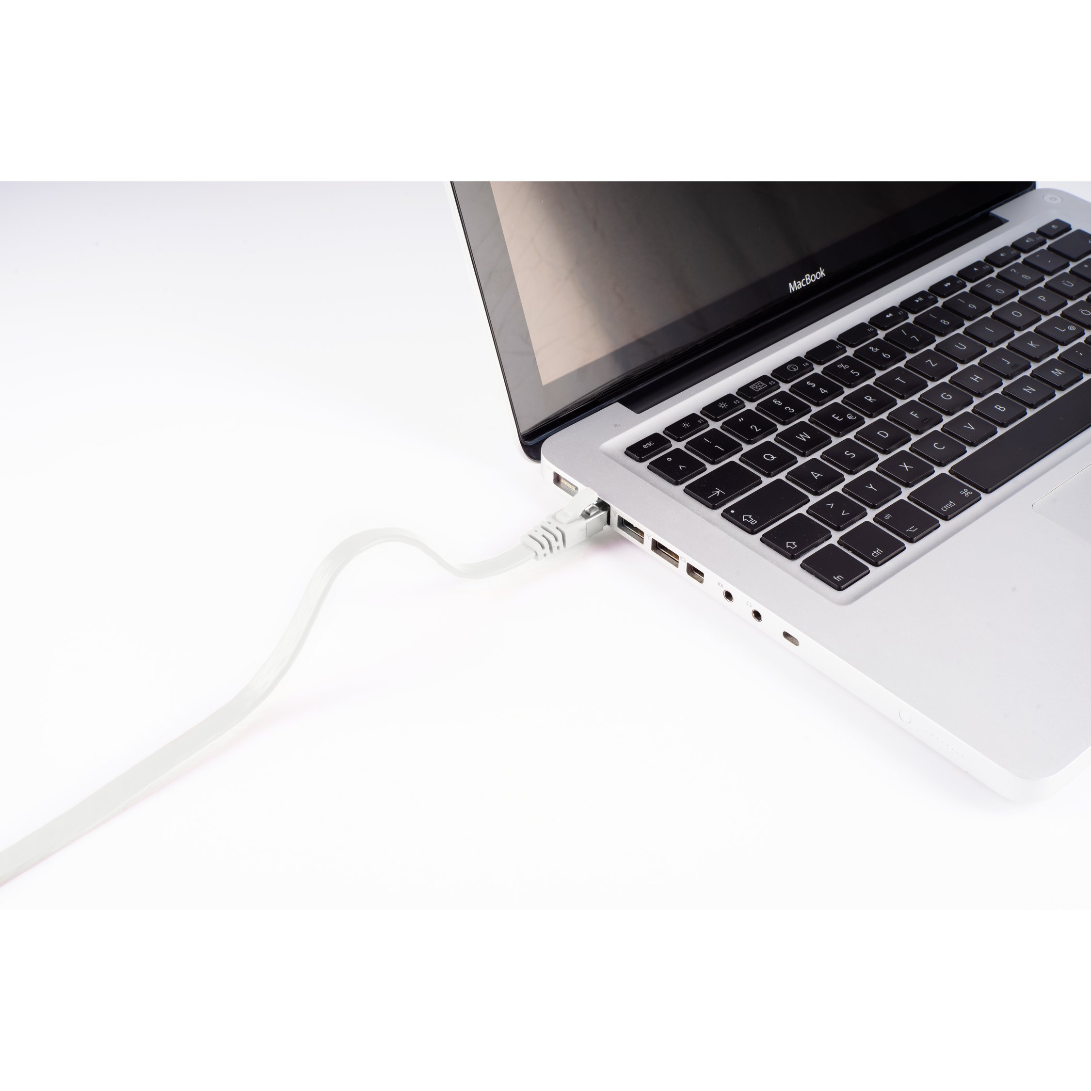 Un laptop con un cavo Ethernet bianco collegato, su uno sfondo bianco.