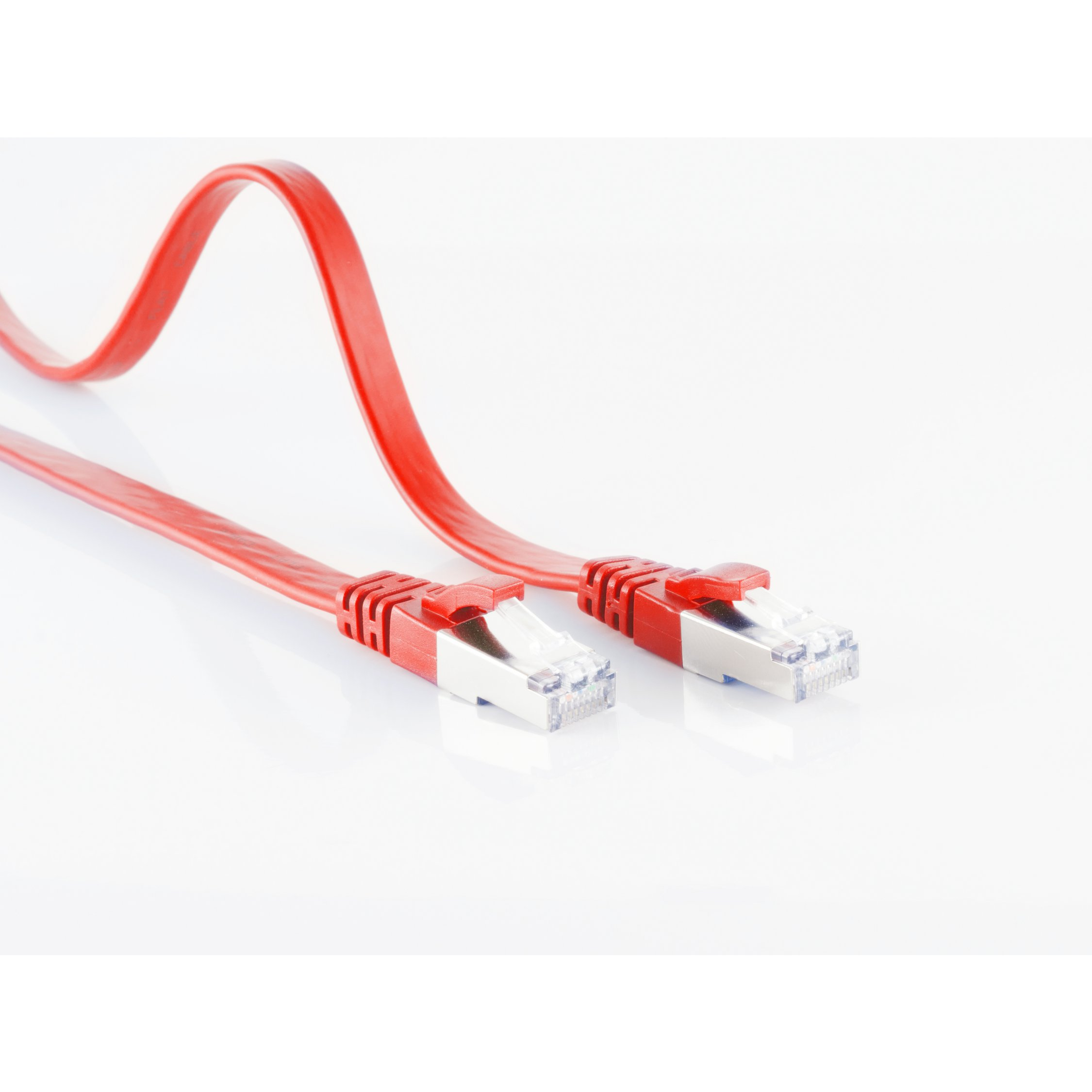 Due cavi Ethernet rossi con connettori su una superficie bianca e riflettente.