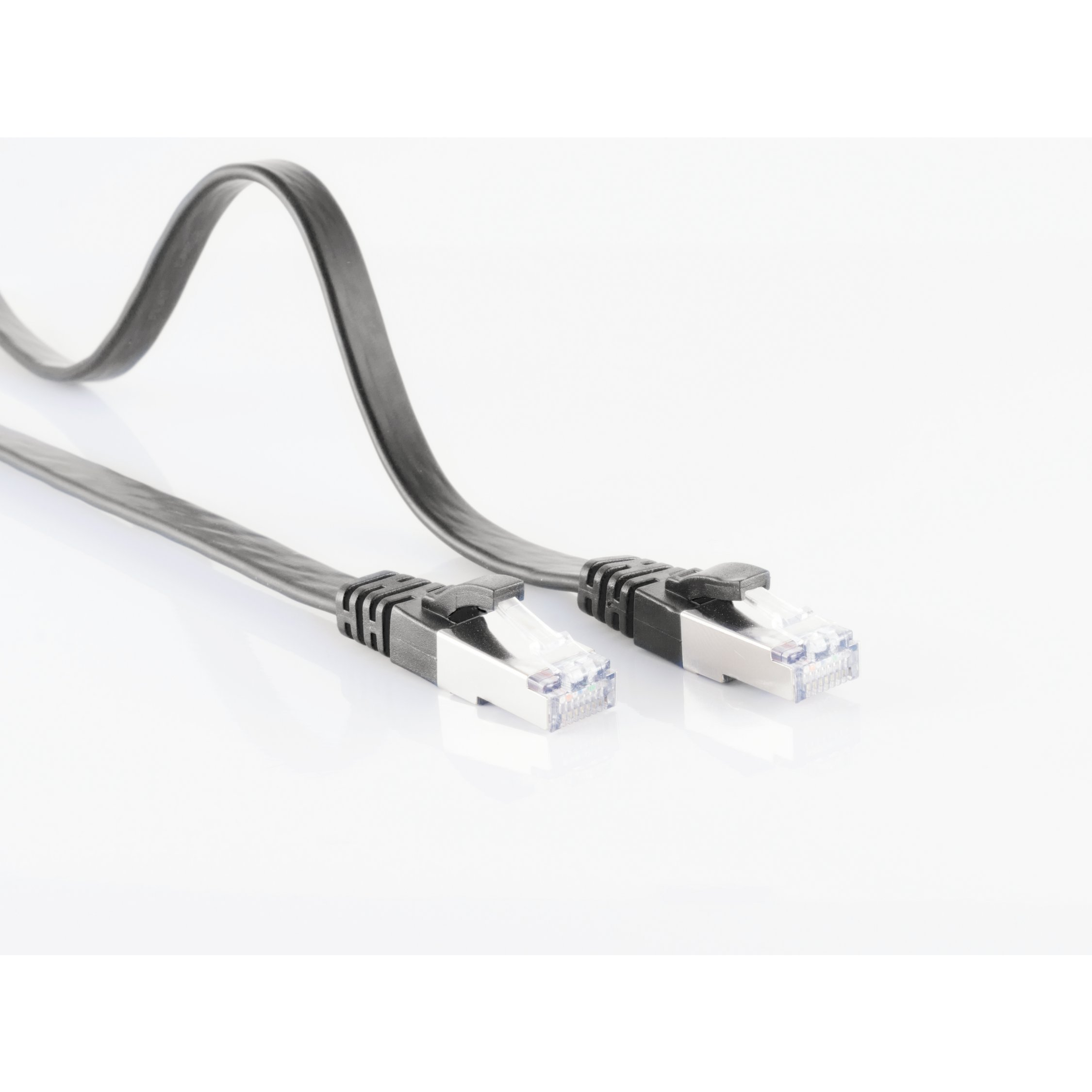 Cavo Ethernet nero con connettori.