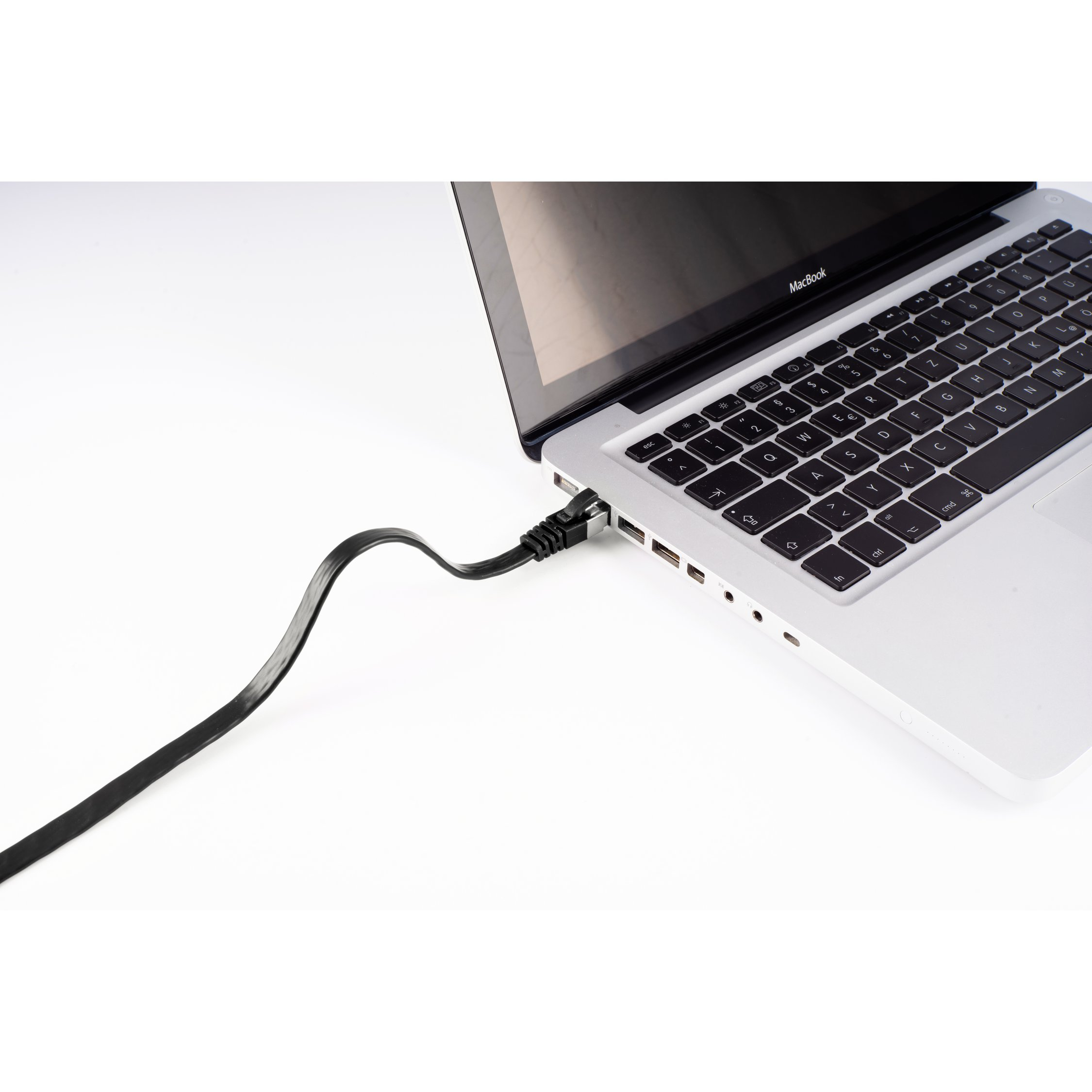Laptop con cavo nero collegato. Il laptop è aperto con una tastiera nera. Sfondo bianco.