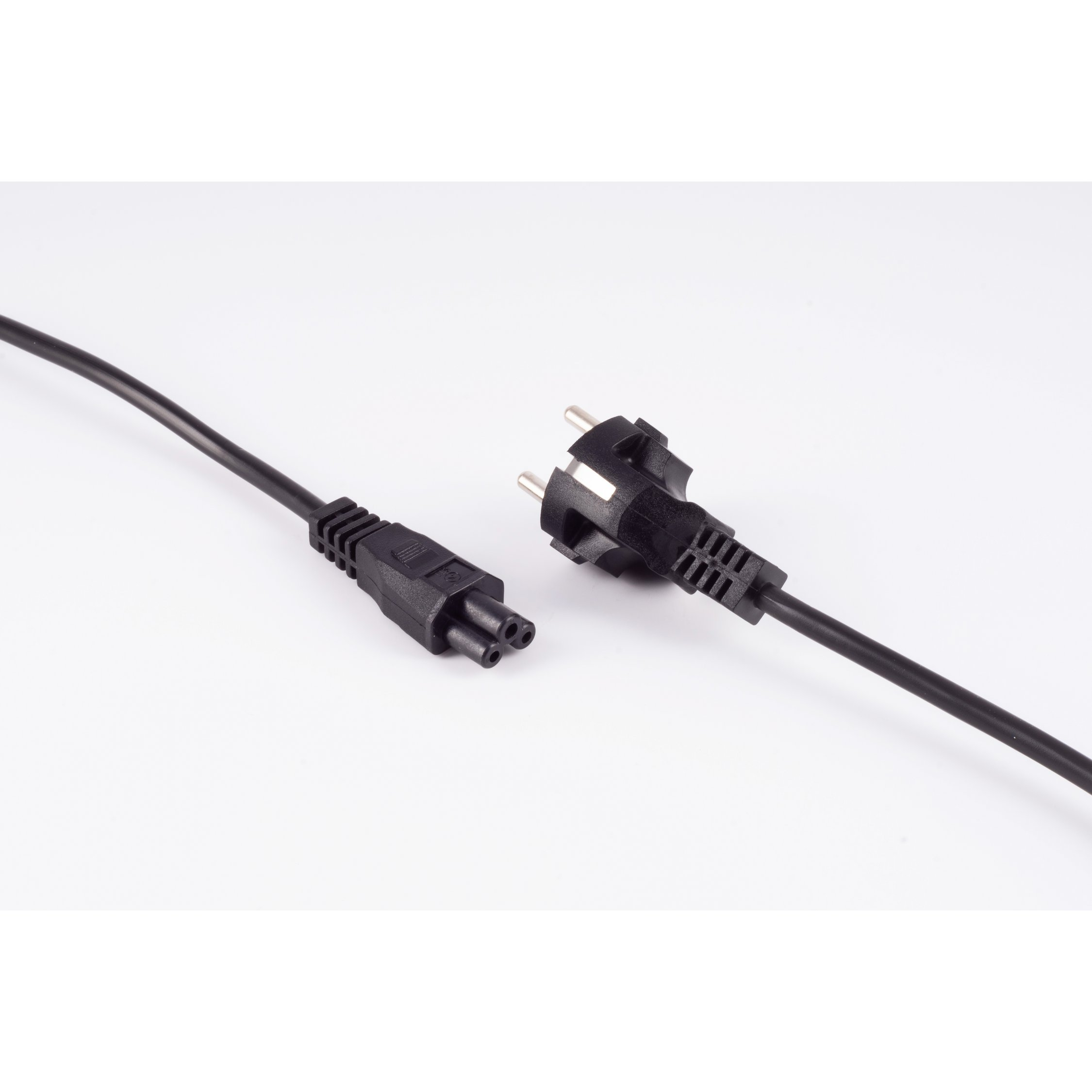 Zwei schwarze Netzkabel, eines mit einem dreipoligen Stecker, das andere mit einem Anschluss.