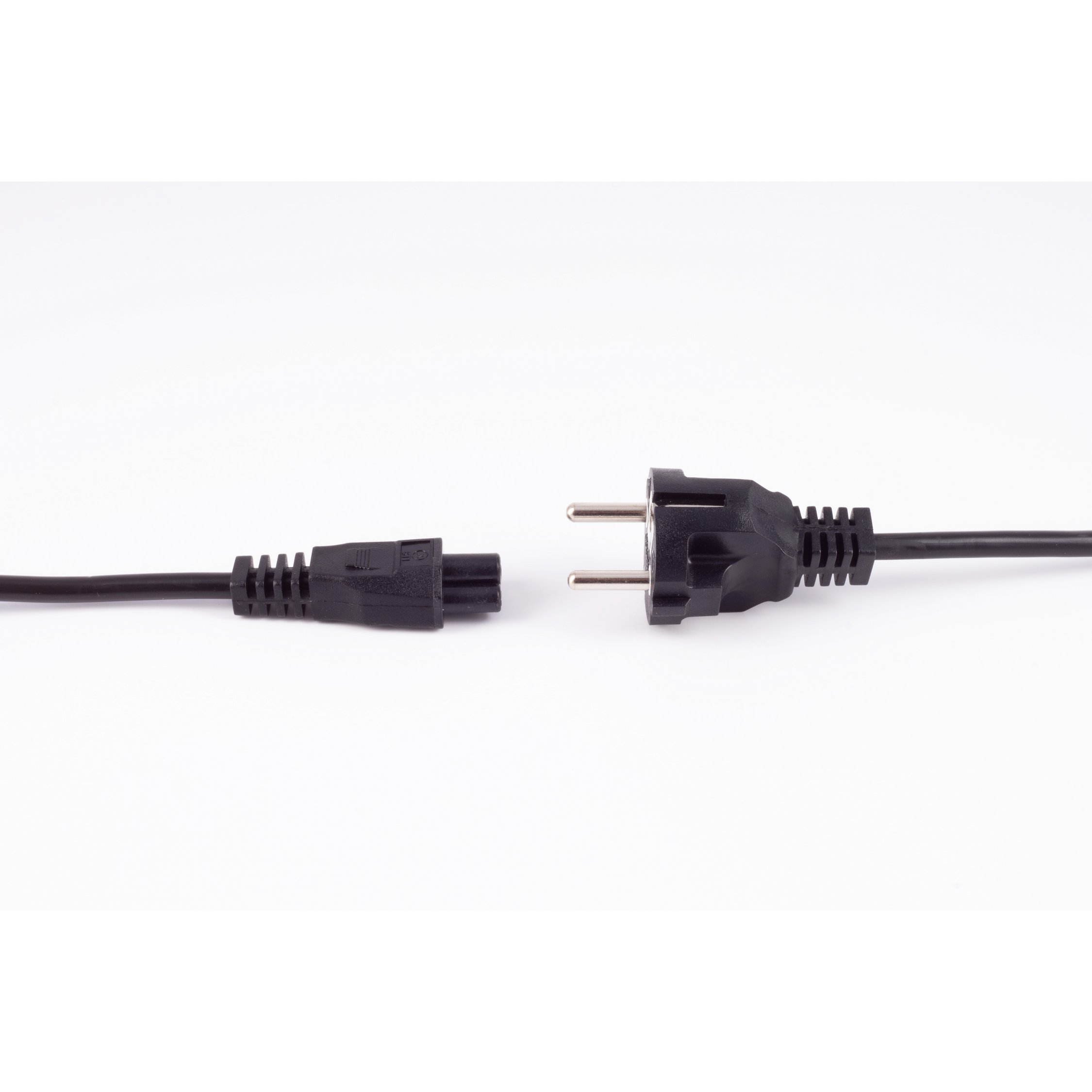 Ein schwarzes Netzkabel mit europäischem Stecker und Stecker, getrennt vor weißem Hintergrund.