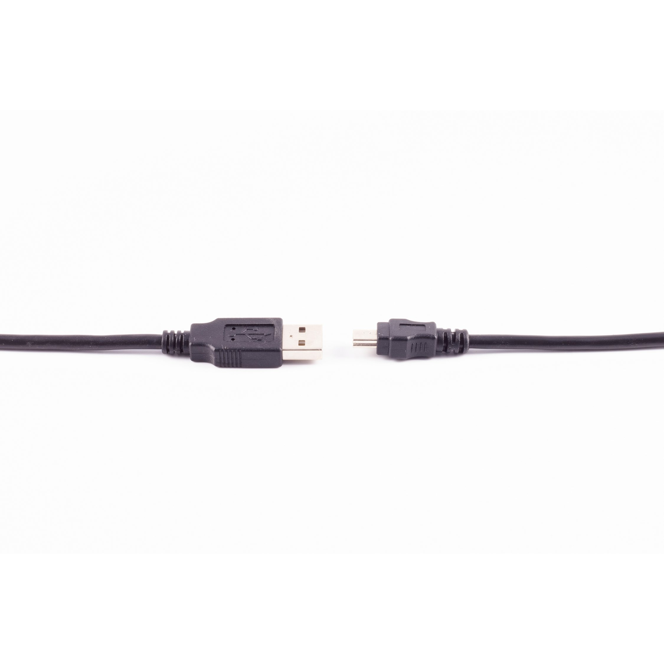 USB-Kabel mit einem USB-A- und einem Micro-USB-Anschluss, auf weißem Hintergrund.