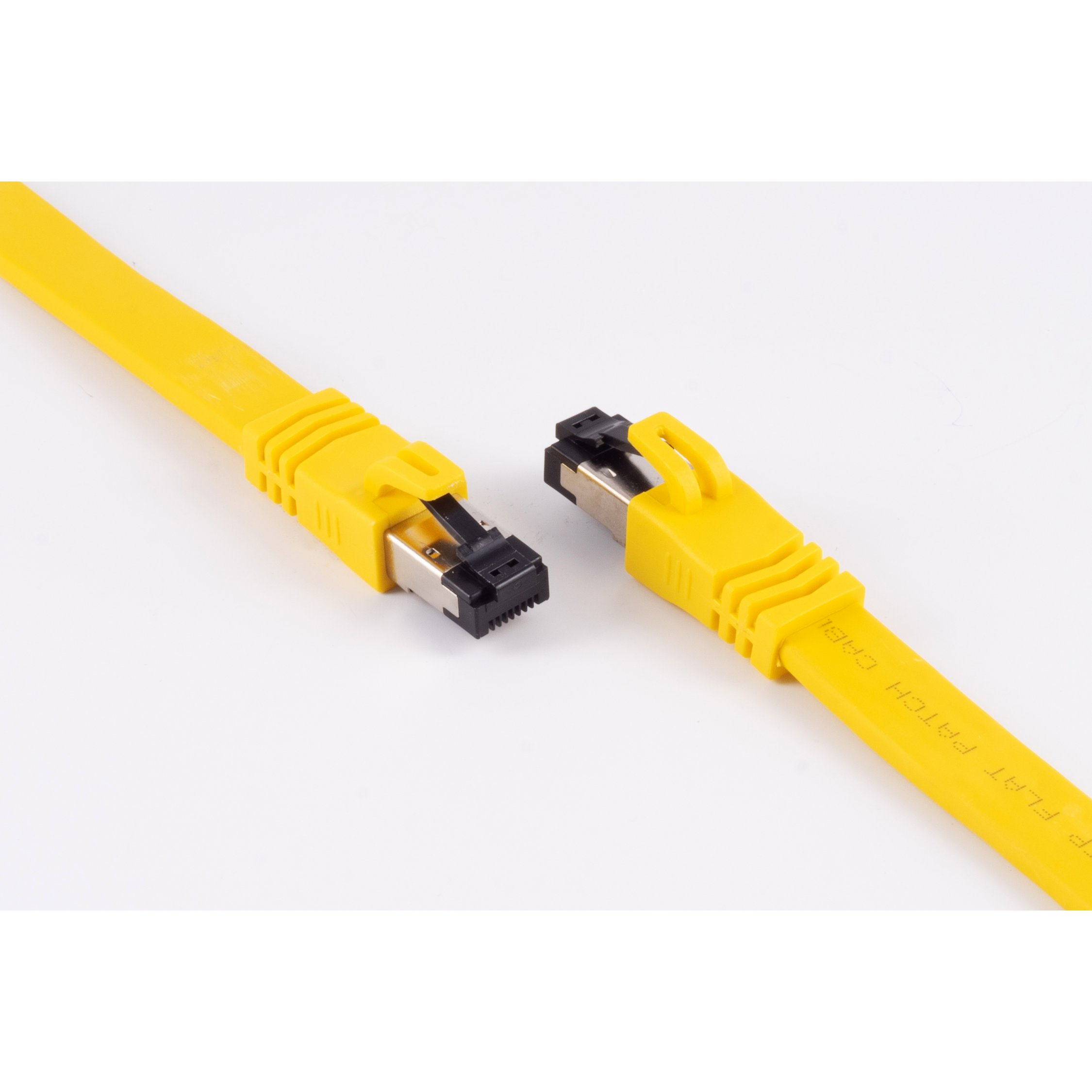 Due cavi Ethernet gialli con connettori neri su sfondo bianco.