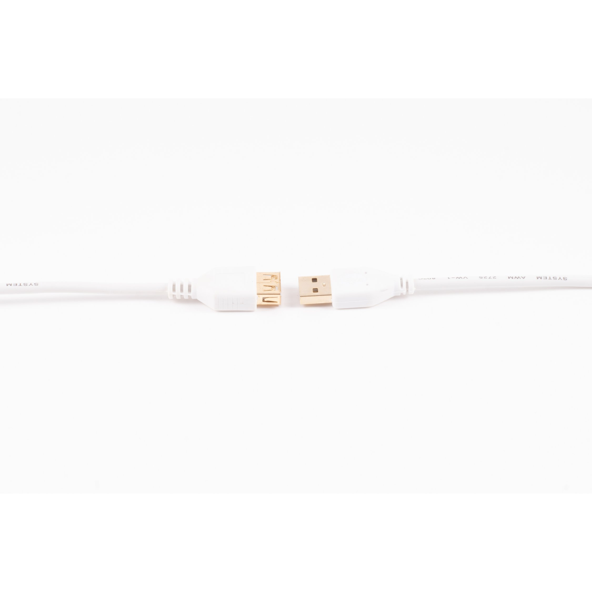 Weißes USB-Kabel mit zwei getrennten Enden vor weißem Hintergrund.