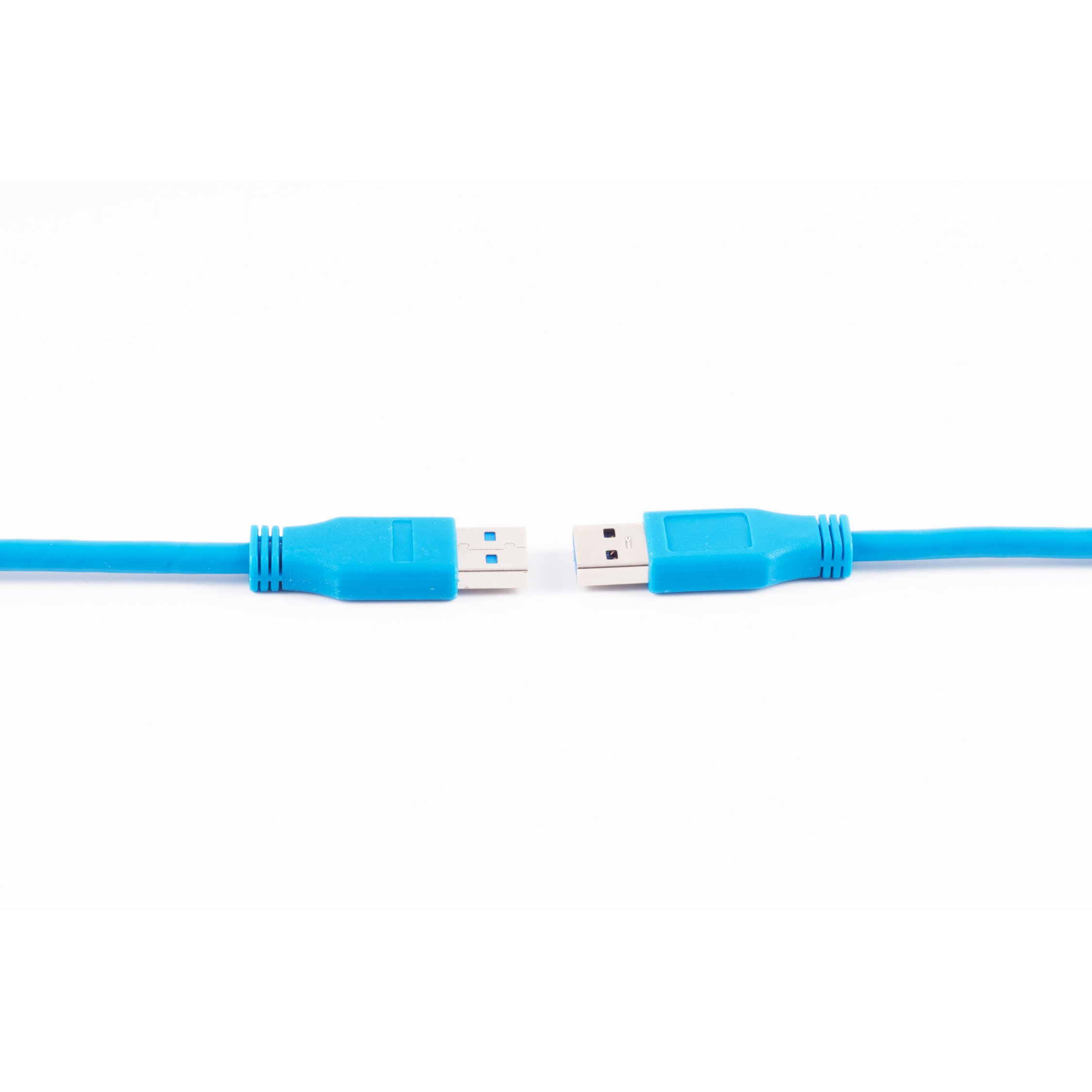Zwei blaue USB-Kabel, parallel und getrennt, auf weißem Hintergrund. Die Anschlüsse zeigen aufeinander.