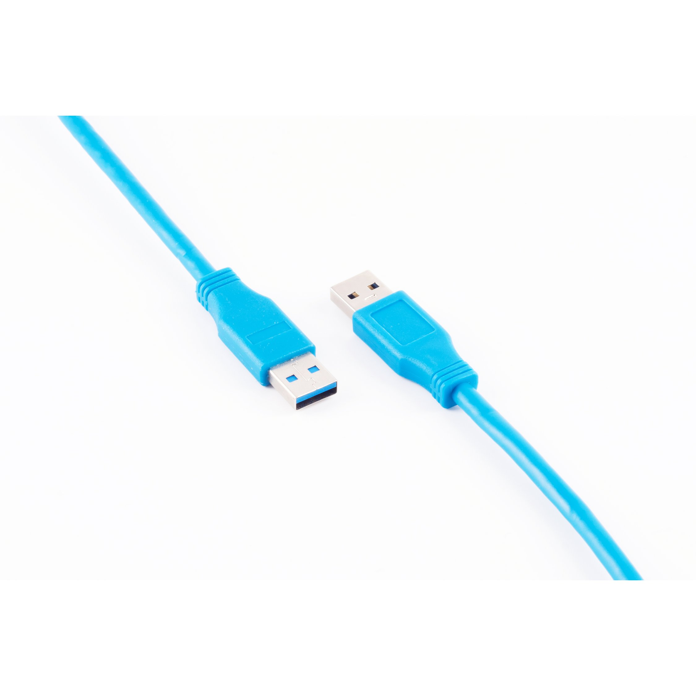 Blaues USB-Kabel mit zwei Enden. Weißer Hintergrund.