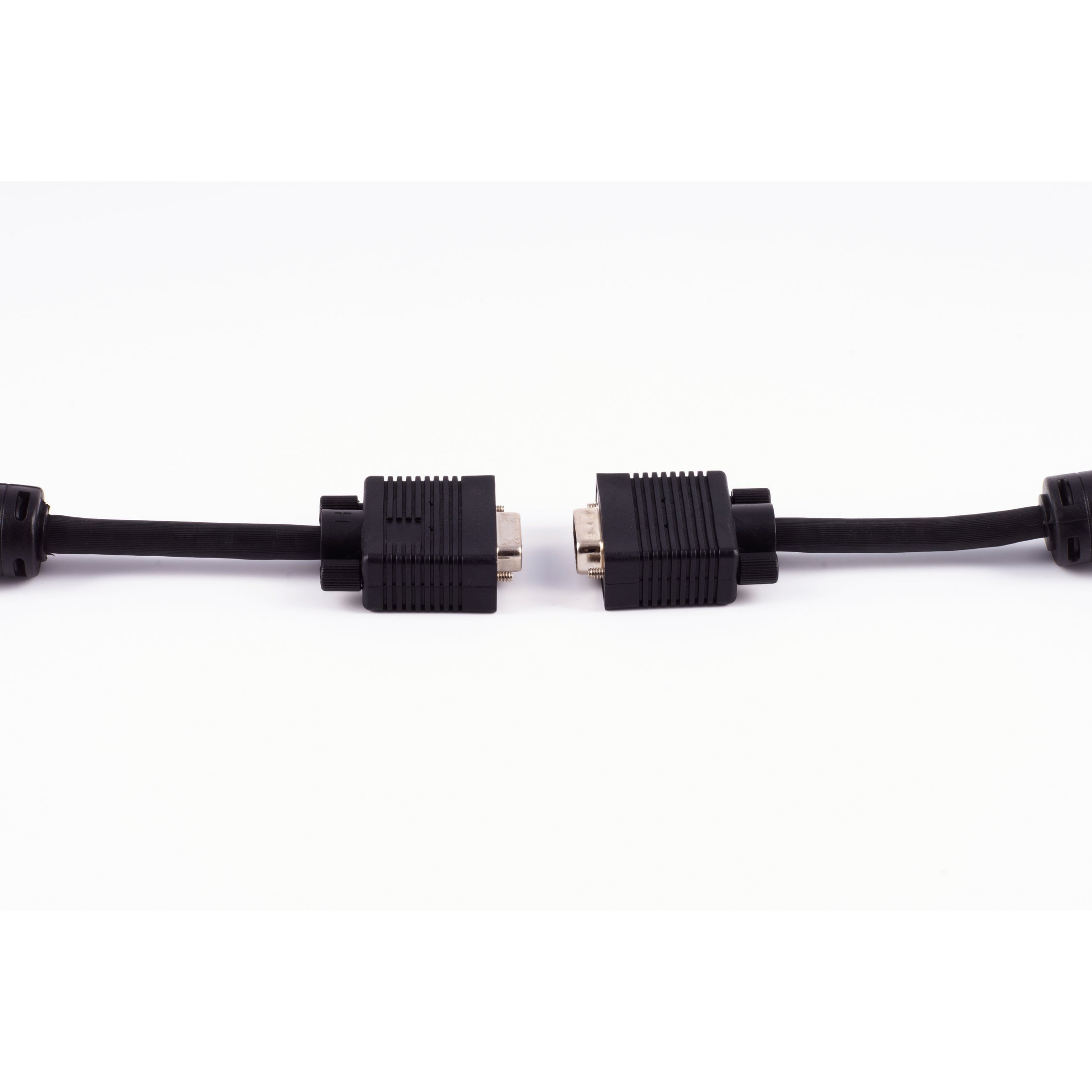 Schwarzes VGA-Kabel mit zwei Steckern. Weißer Hintergrund.