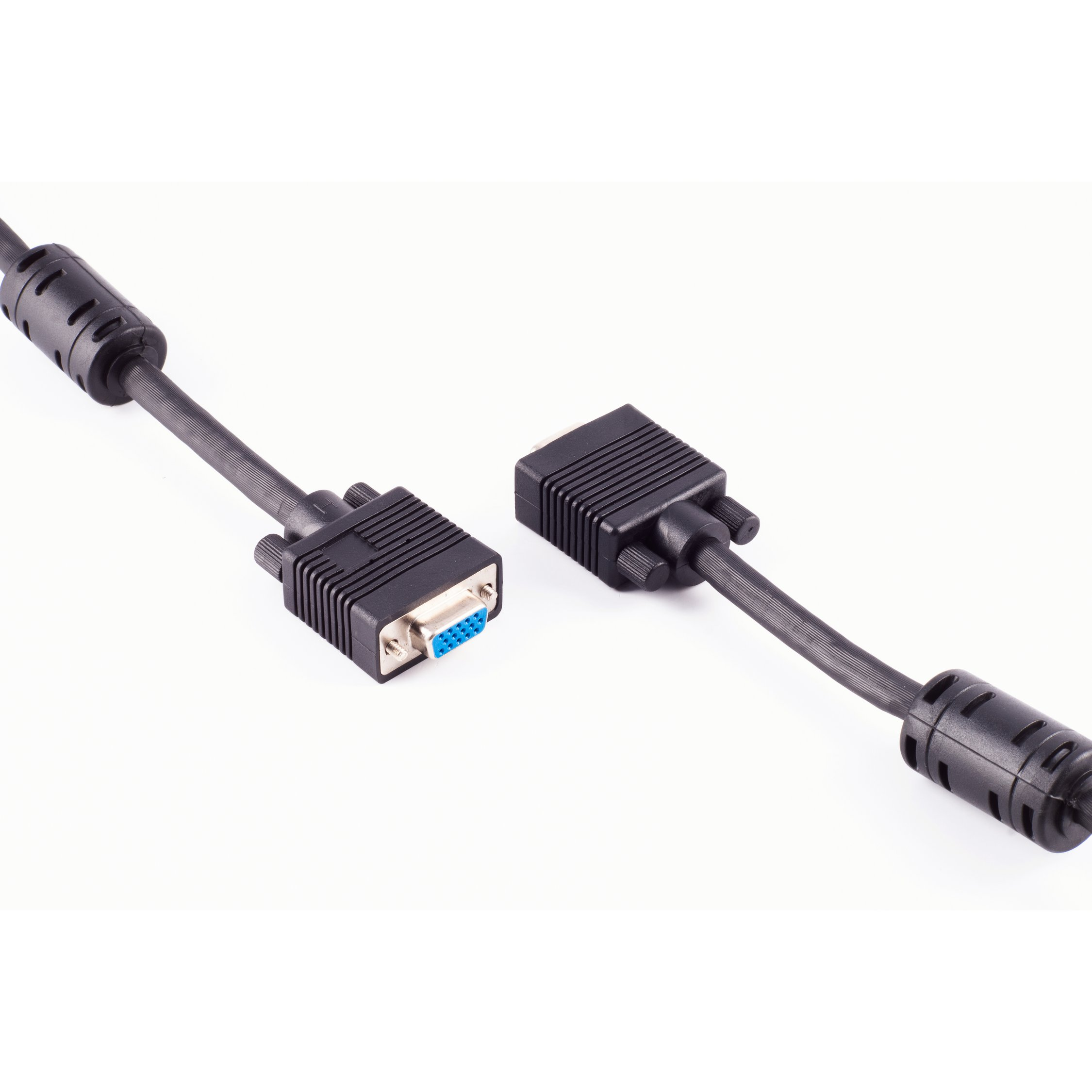 Schwarzes VGA-Kabel mit Anschlüssen auf weißem Hintergrund. Ein Anschluss ist blau.