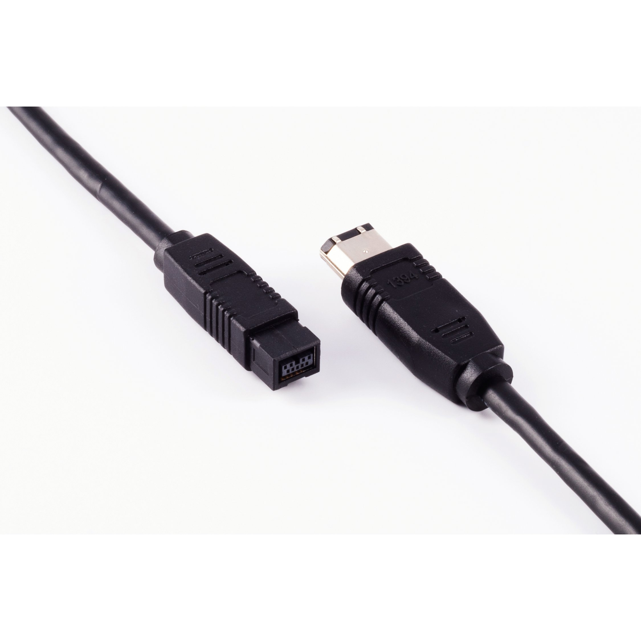 Ein schwarzes Kabel mit einem 1394-Anschluss und einem schwarzen Stecker vor weißem Hintergrund.