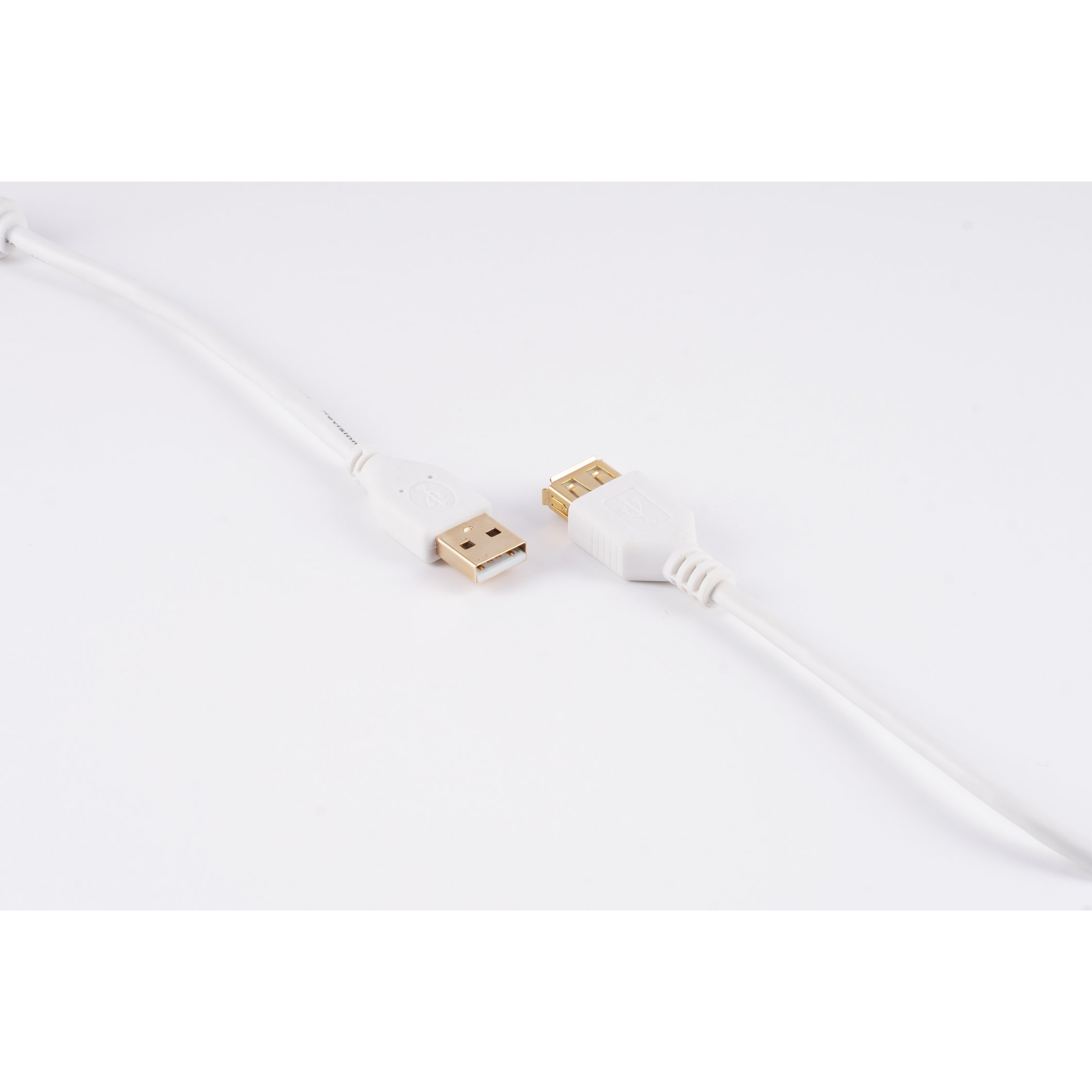 Weißes USB-Kabel mit Anschlüssen auf weißer Oberfläche. Die Anschlüsse sind goldfarben.