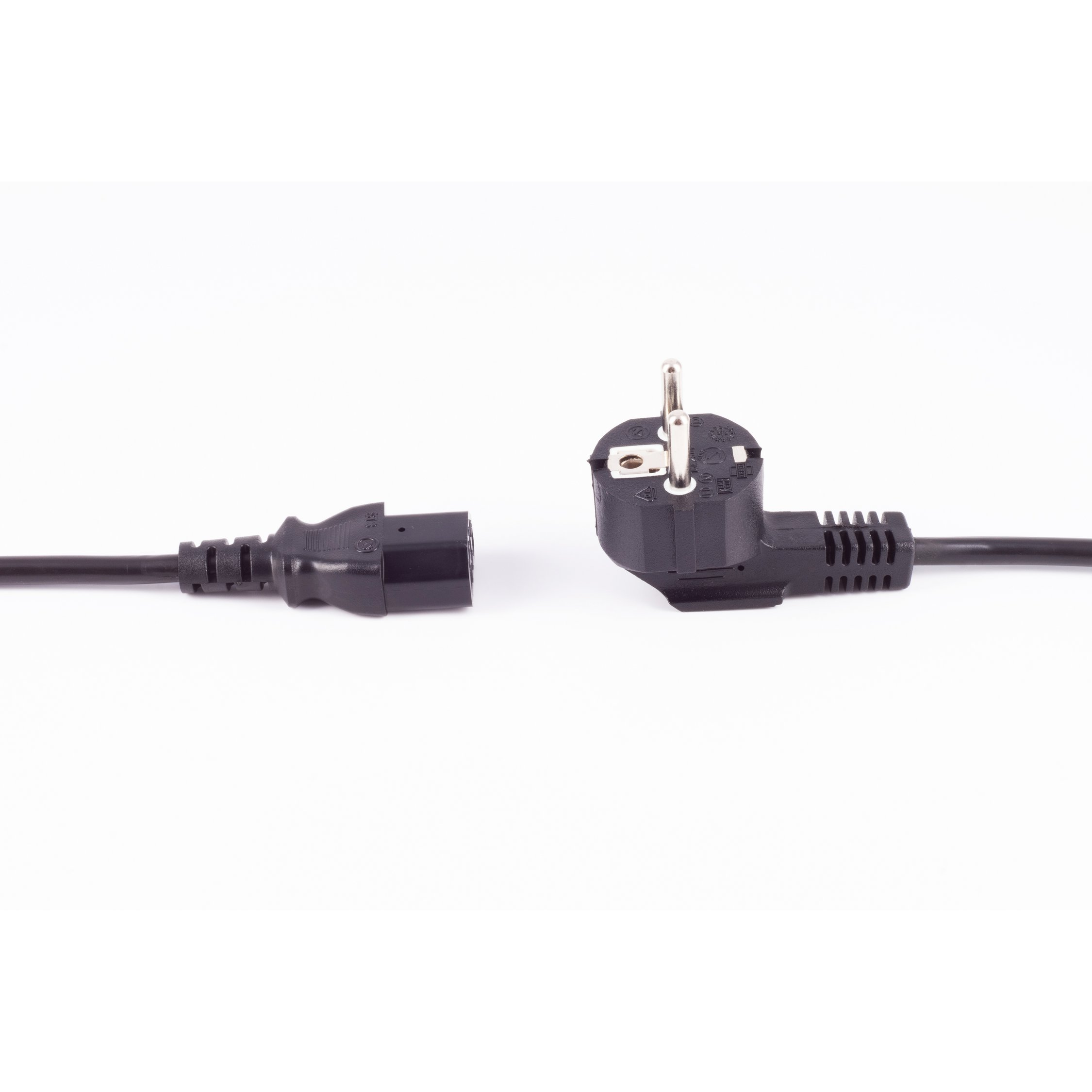 Schwarzes Netzkabel mit zwei Enden. Ein Ende hat eine Buchse, das andere einen Stecker.