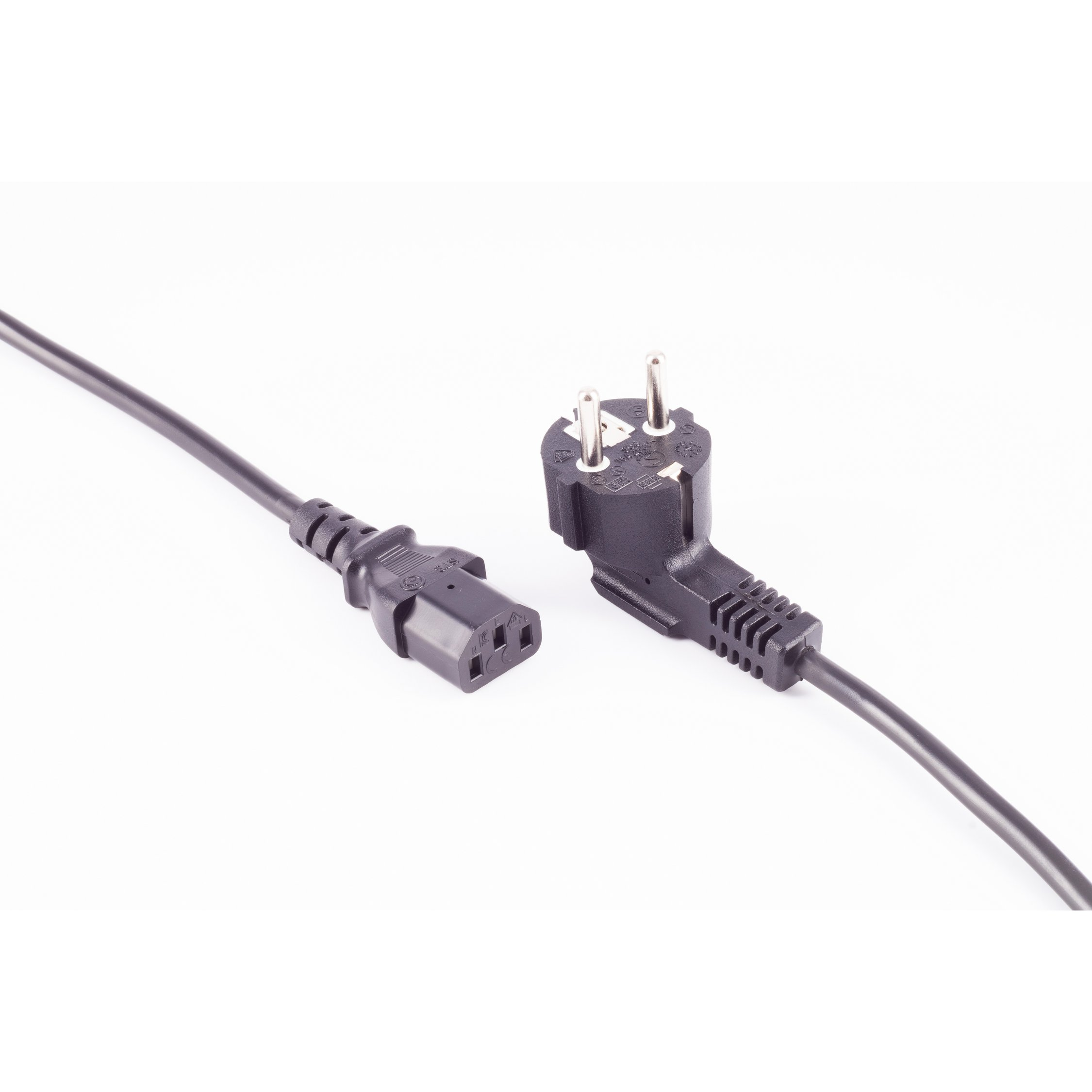 Schwarzes Netzkabel mit Stecker und Buchse, isoliert auf weißem Hintergrund.