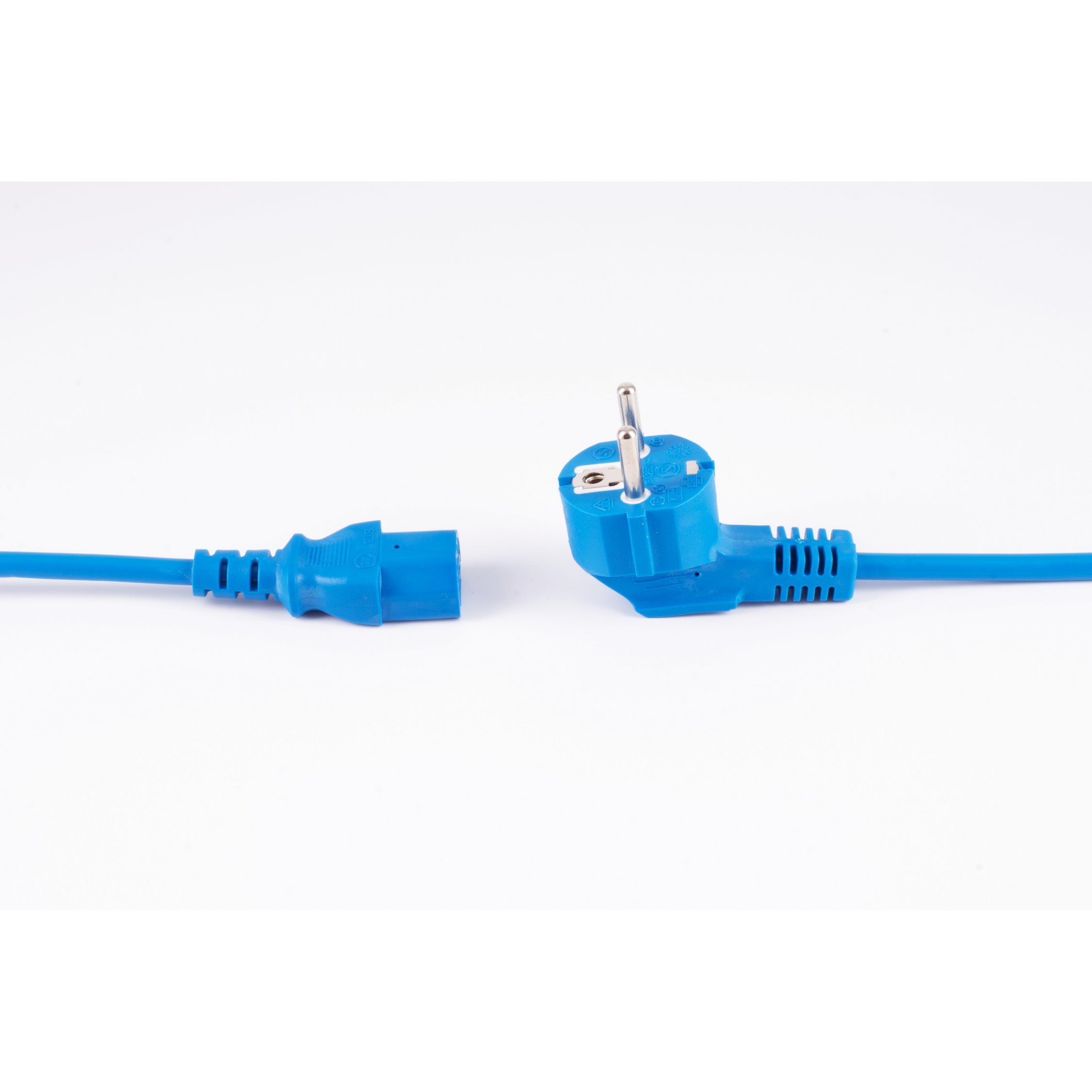 Zwei blaue Netzkabel, eines mit Stecker, das andere mit Buchse. Weißer Hintergrund.
