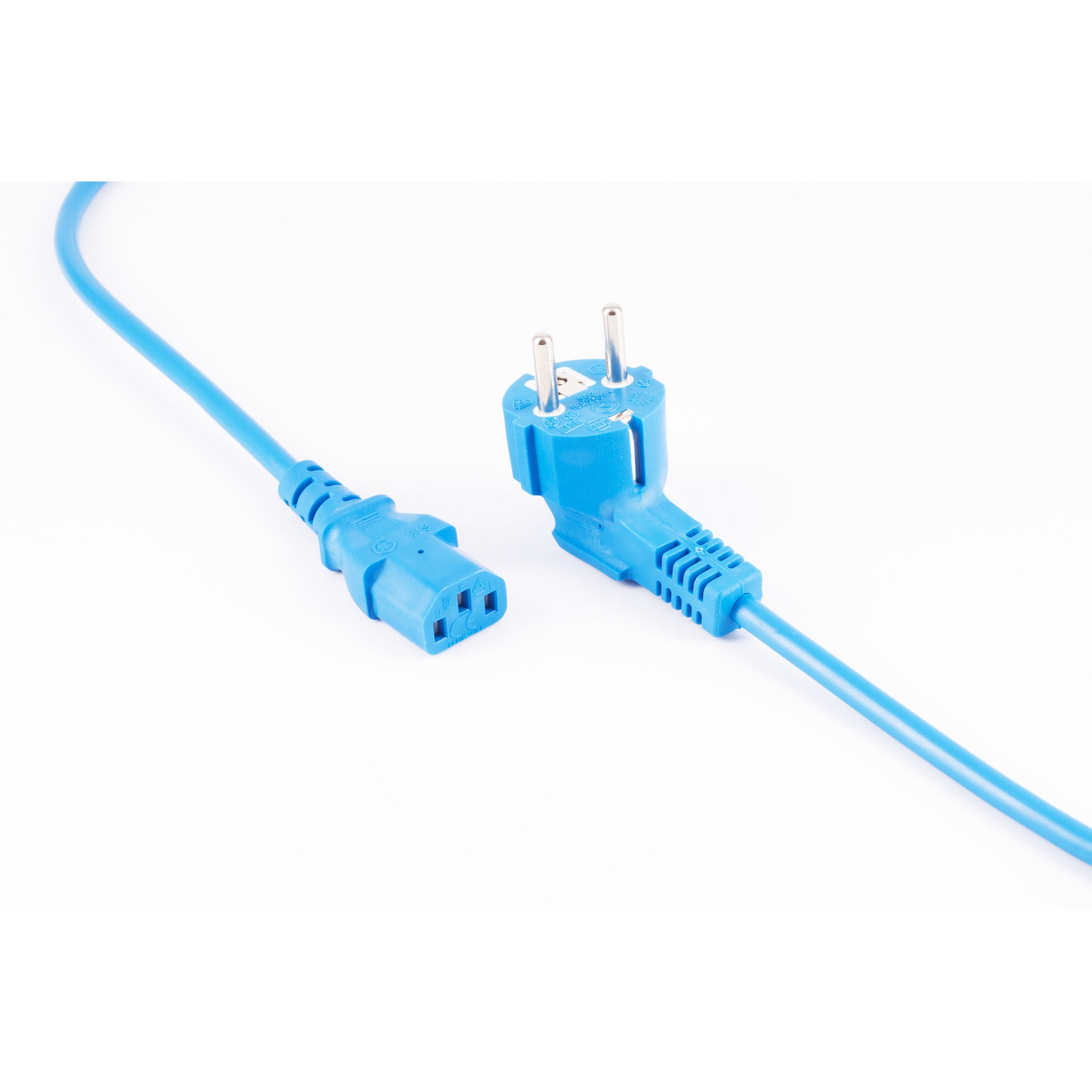Blaues Netzkabel mit Stecker und Buchse vor weißem Hintergrund.