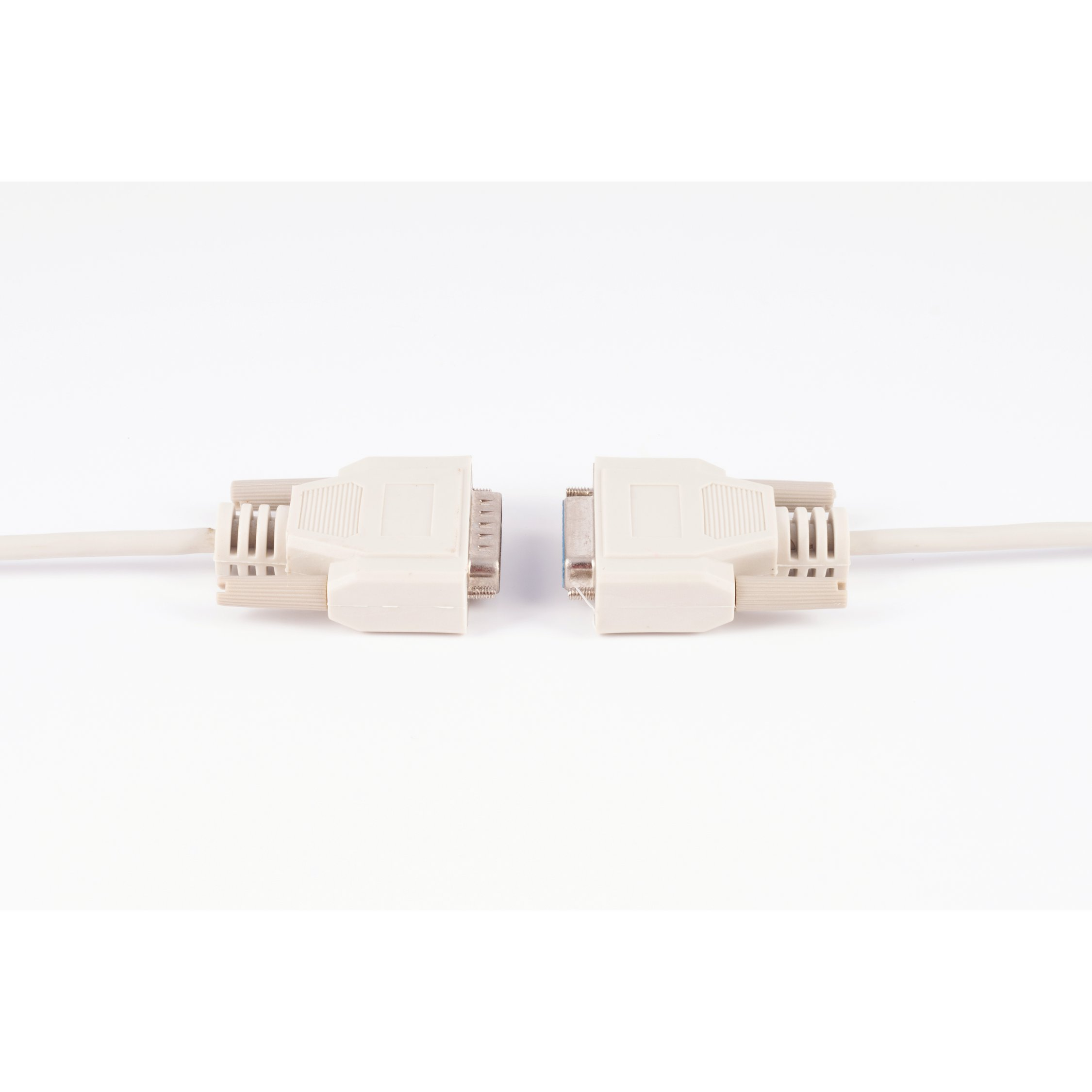 Due connettori beige su sfondo bianco.